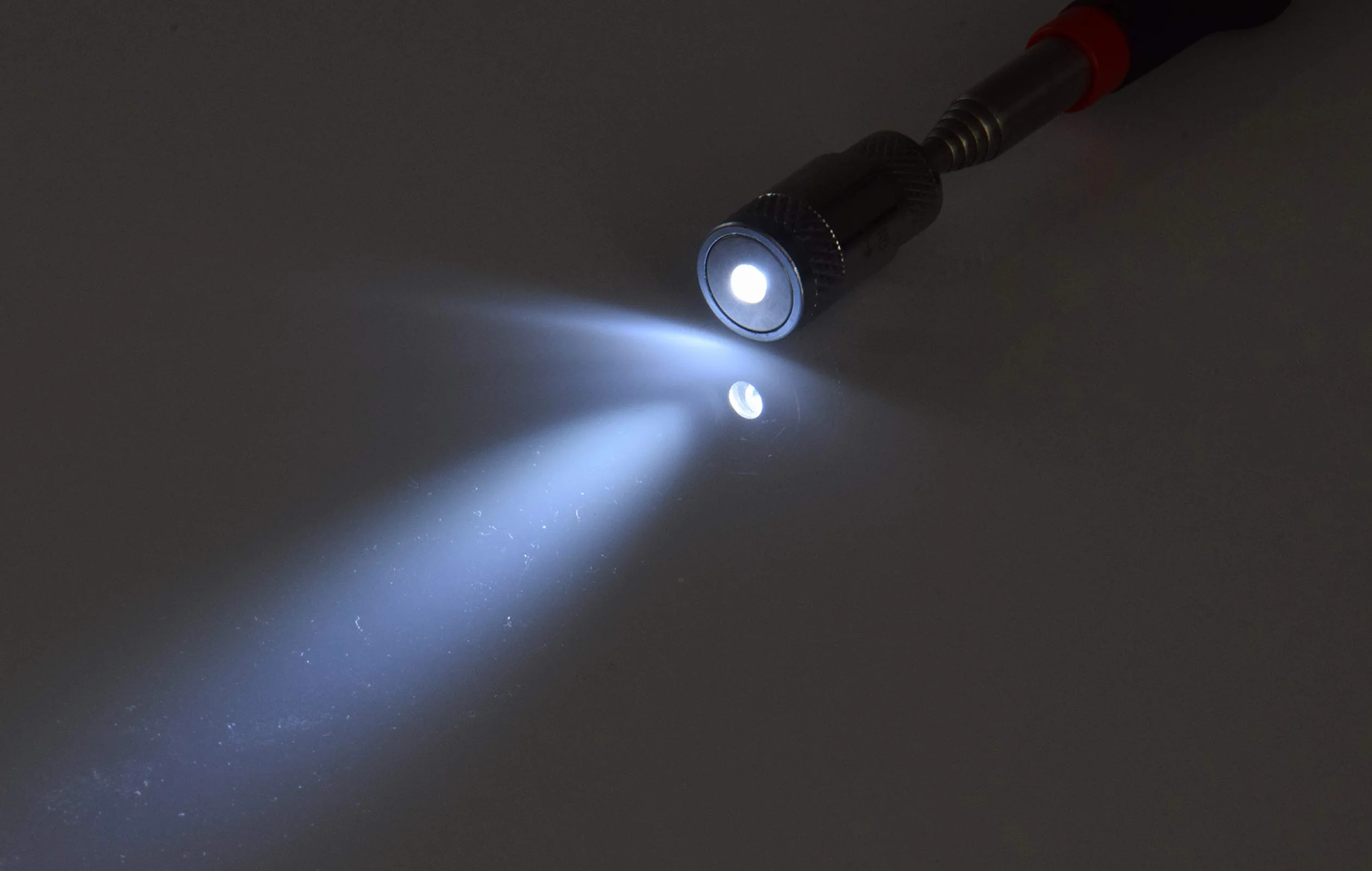 Chilitec, strumento di presa telescopico con LED