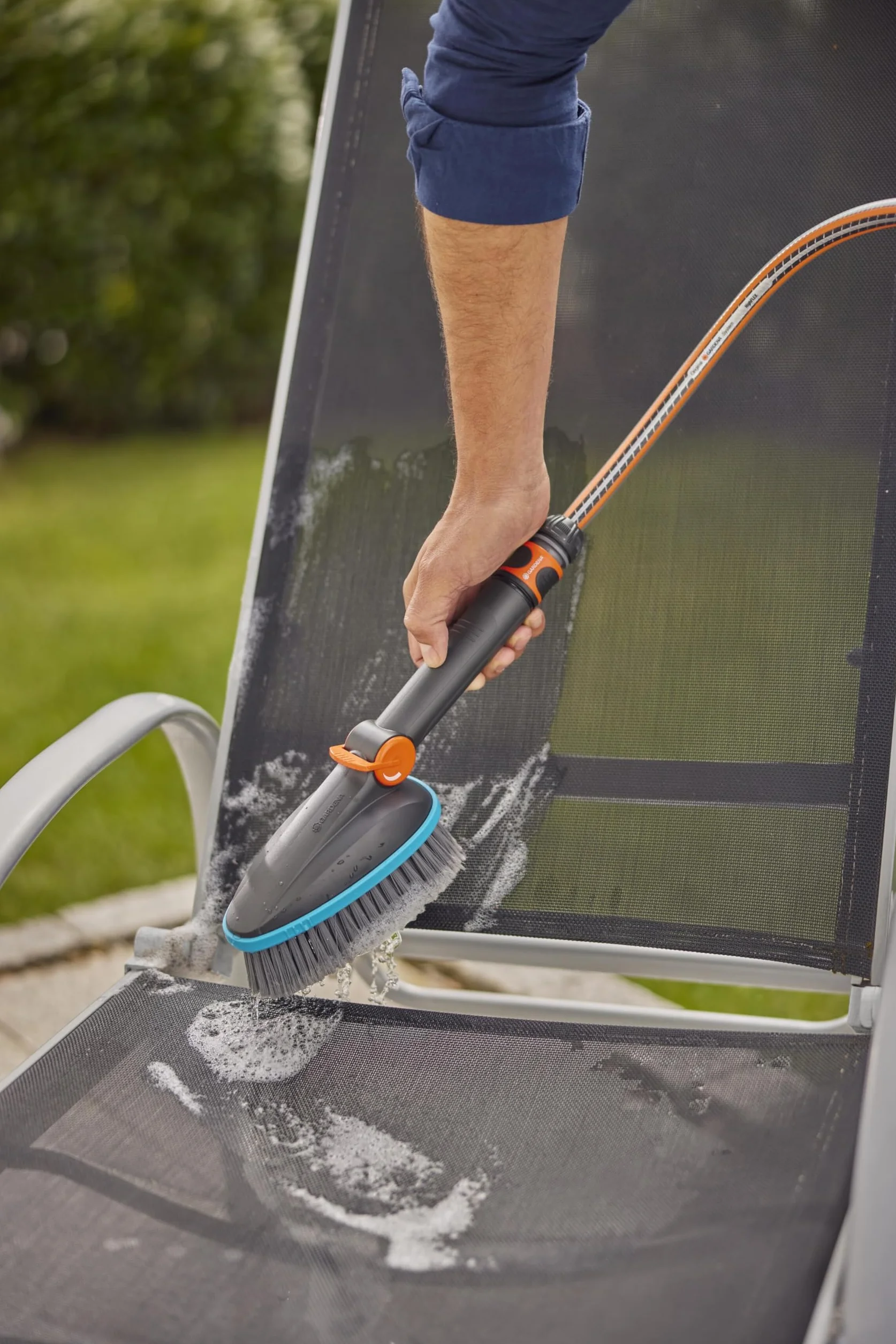 Gardena Spazzola manuale Cleansystem M soft: spazzola con raccordo per tubo, per superfici piccole e delicate, pratico utilizzo con una sola mano, con regolazione flusso idrico (18842-20)
