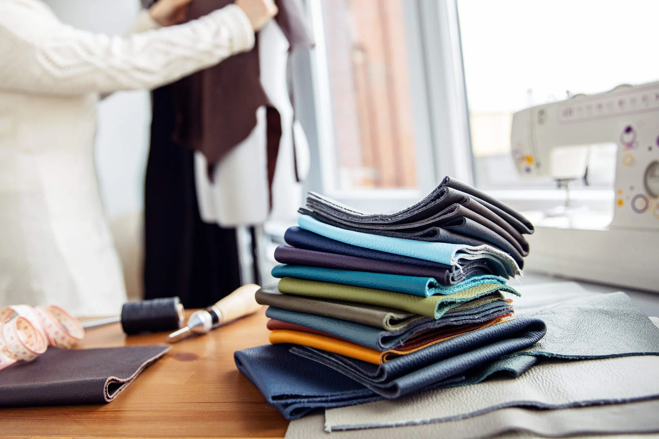 Ritagli di Pelle Cuoio Nero Grandi Dimensioni 1 kg Formato A3 per Borse Scarpe Artigianato