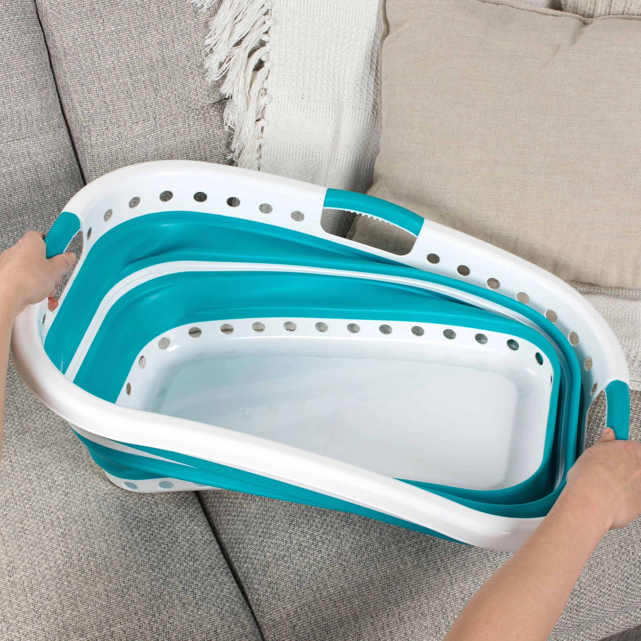 Beldray LA072979TQEU Cestello per bucato, curvo e sagomato per adattarsi al corpo, design ovale che abbracia i fianchi, cestello pieghevole, manici ergonomici per trasporto antiscivolo, 37 l, turchese
