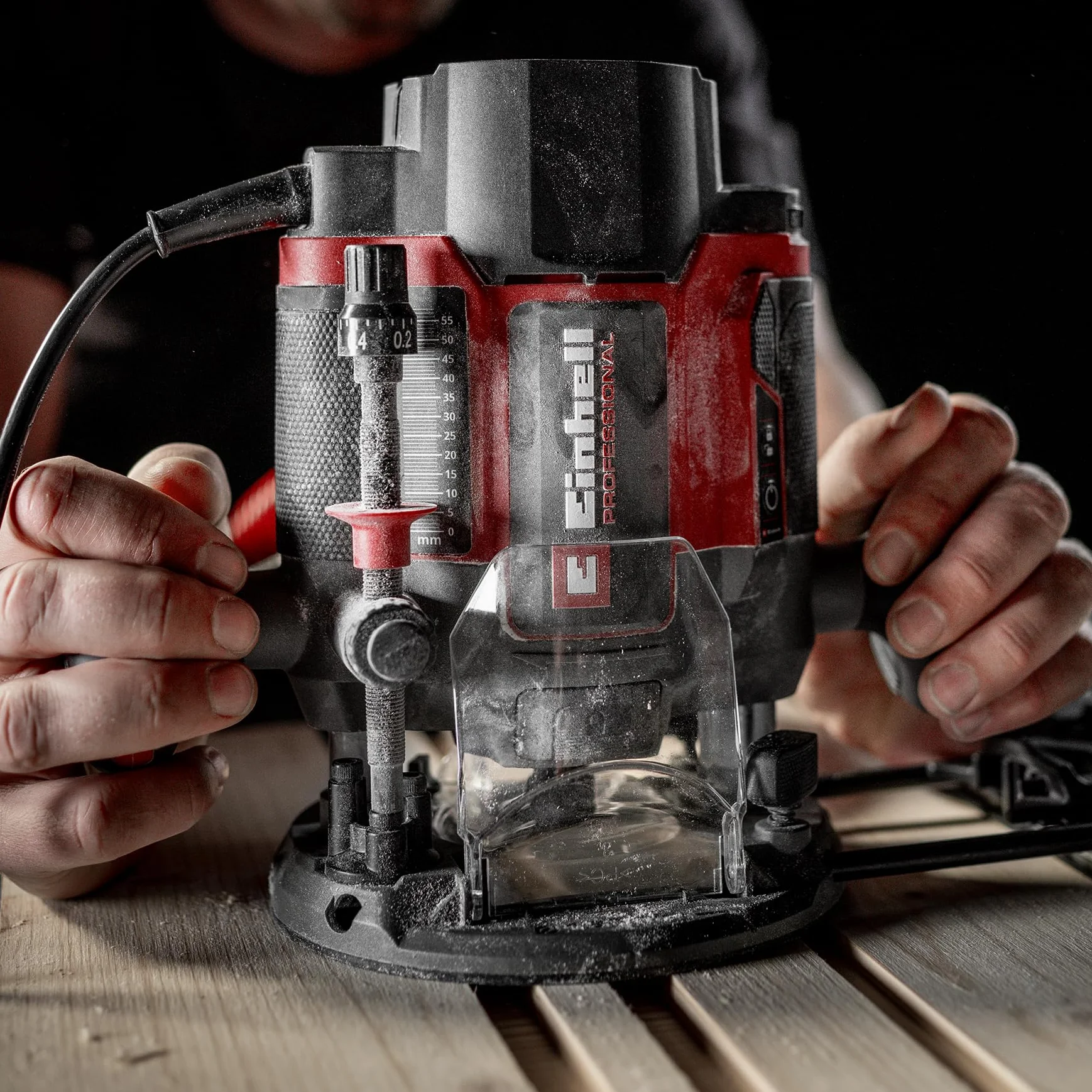 Fresatrice Einhell Professional TP-RO 1400 E (1400 W, altezza di soll. 55 mm, pinze di serraggio Ø 6 e 8 mm, luce a LED, incl. Guida parallela, punta del compasso, manicotto copiatore e utensile)