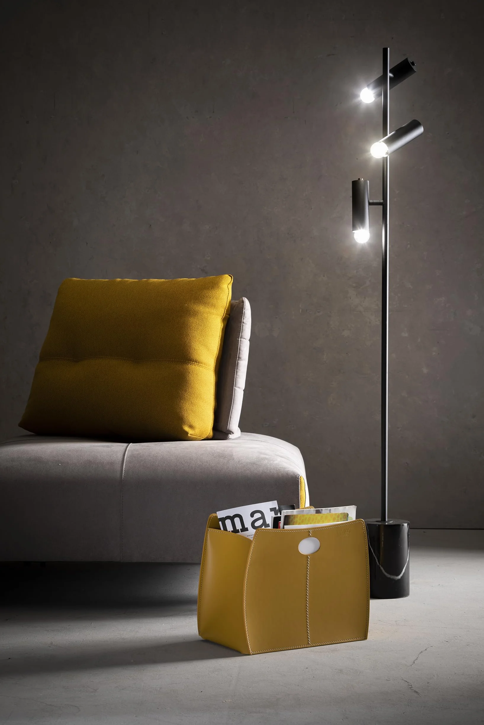 LIMAC Design VANDA: portariviste in cuoio moderno di design, cesta porta giornali, organizer per quotidiani, contenitore porta-riviste, prodotto in Italia. Marrone