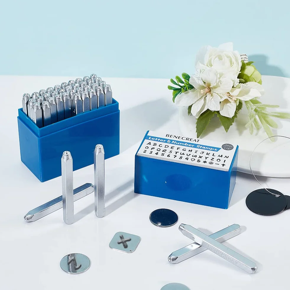 BENECREAT 42PCS 3 mm Timbro in Metallo con Lettere e Numeri, Effetto Opaco Punzoni per Metallo, Acciaio al Carbonio, A-Z e 0-9, Timbri in maiuscolo Punzone per Segni in Pelle Metallizzata