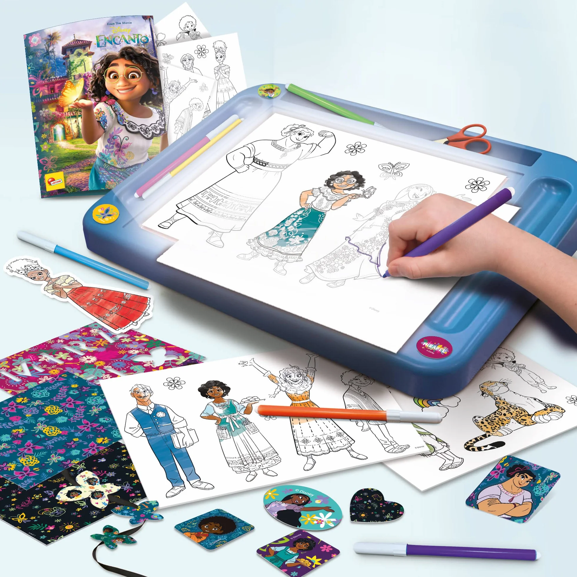 Liscianigiochi - Disney Encanto Drawing School con Lighting Table, Tavolino Luminoso, Pennarelli, Cartellina, Pattern, Stickers, Schede attività, Manuale di Istruzioni, Multicolore, m, 98255