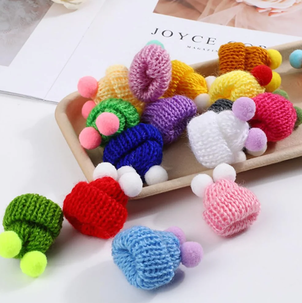 50 Pezzi Mini Cappelli Lavorati a Maglia,Piccolo Cappello di Peluche DIY, Cappelli da Babbo Natale, Cappello Piatto da Vino,Cappello da Bambola per Decorazione,Artigianali DIY