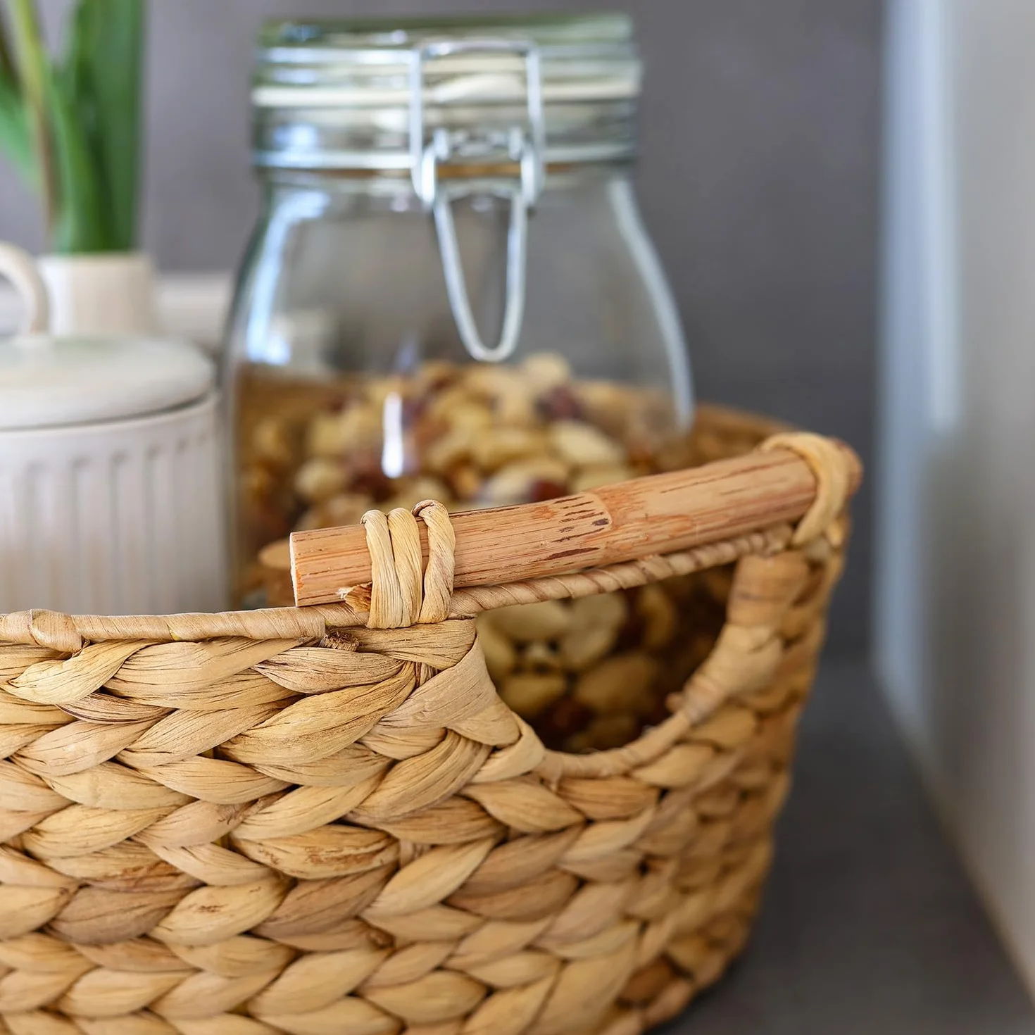 HMF Cesto portaoggetti rotondo, cesto regalo intrecciato in giacinto d'acqua con manici in legno | 30 x 12 cm