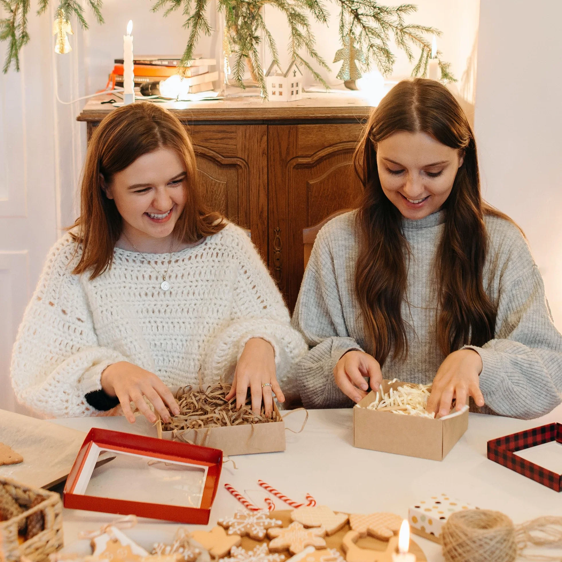 Carta Tagliuzzata 500 Grammi Carta Velina Tagliuzzata Raffia Cestino Paglia per Confezioni Imballaggio per Confezioni Regalo e riempimento di Scatole Regalo (Bianco)