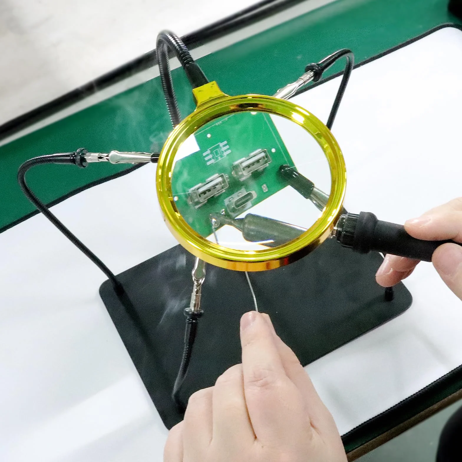 Terza Mano Saldatura con 3x Lente di Ingrandimento, Accessori per Modellismo, tonhui Supporto per Saldatura su Schede, Stazione di Aiuto a Quattro Braccia per Gioielleria, Hobby e Lavori Manuali