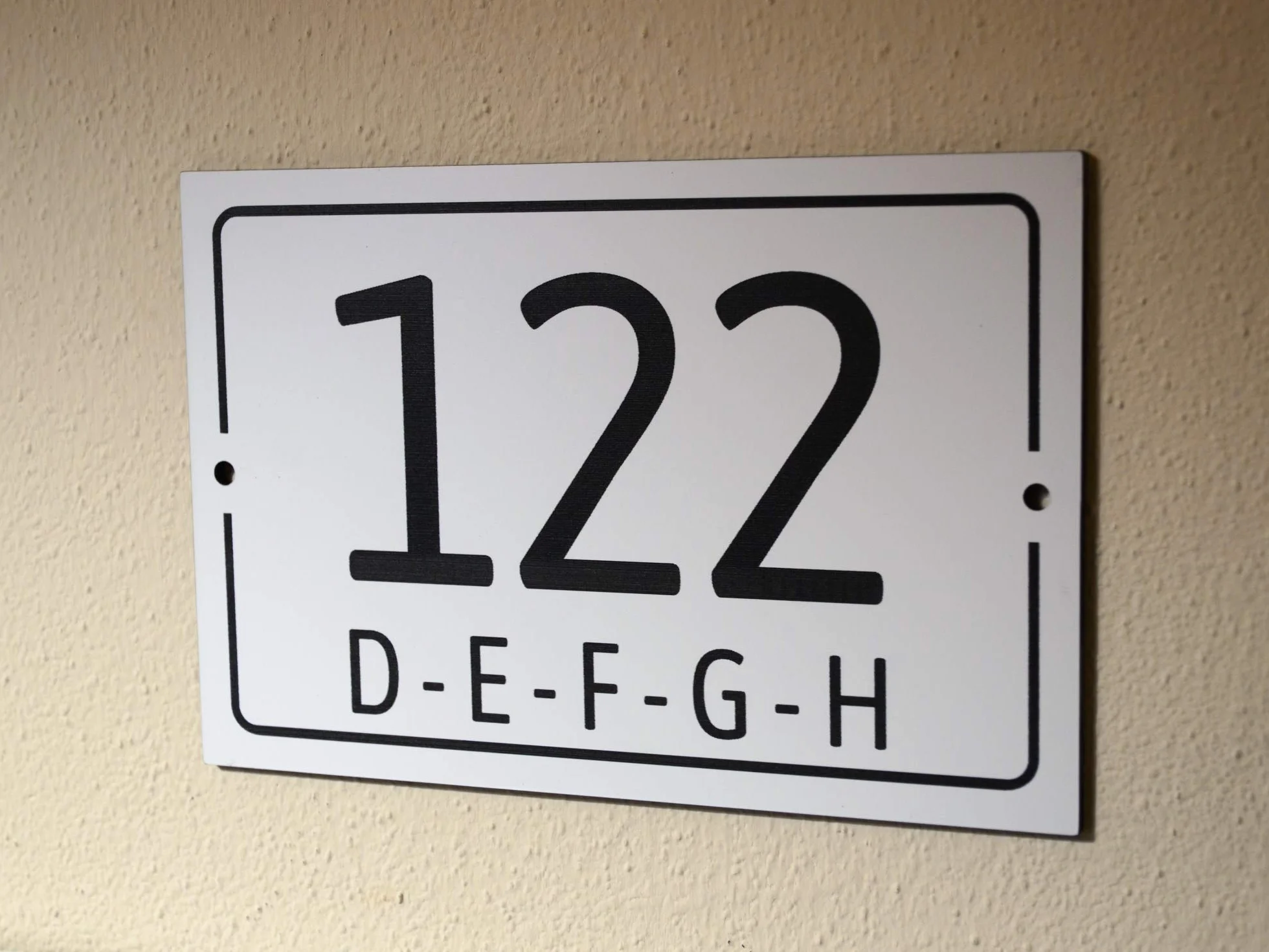 Numero civico in laminato plastico spessore 3.2 mm - Targa per esterno con incisione personalizzata - Formato rettangolare in 3 misure a scelta (Testo Nero - Sfondo Bianco)
