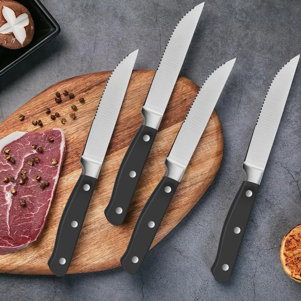 Amazon Basics Set di coltelli da carne 8 pezzi Nero acciaio inossidabile