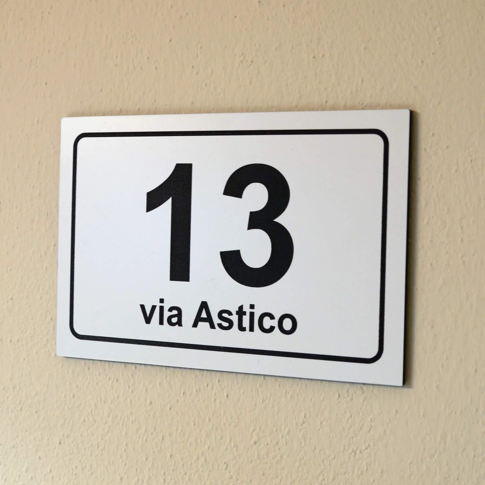Numero civico in laminato plastico spessore 3.2 mm - Targa per esterno con incisione personalizzata - Formato rettangolare in 3 misure a scelta (Testo Nero - Sfondo Bianco)