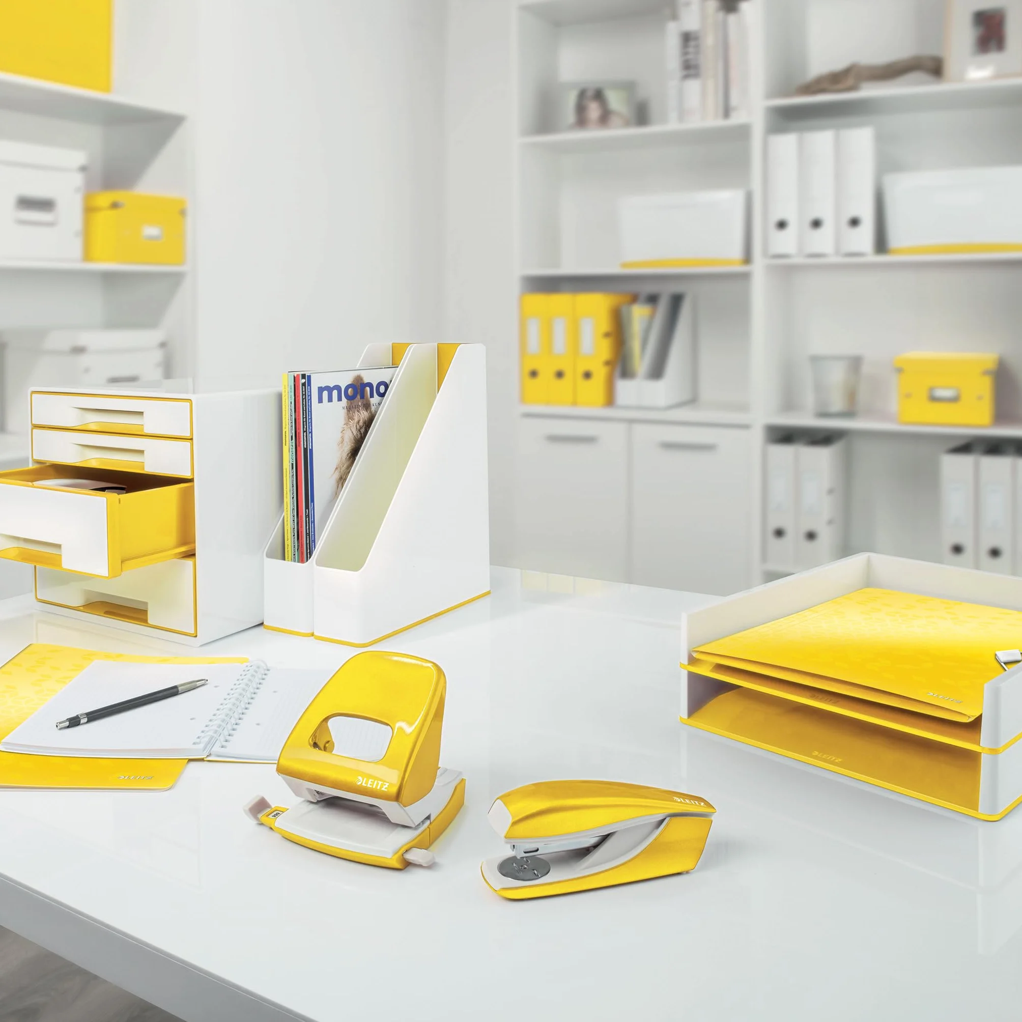 Leitz Forbici in Titanio Utilizzabili con Mano Destra e Sinistra (Ambidestre), 20.5 x 8 x 1.7 cm, Cancelleria per Ufficio, Impugnature Ergonomiche, Gamma WOW, Giallo