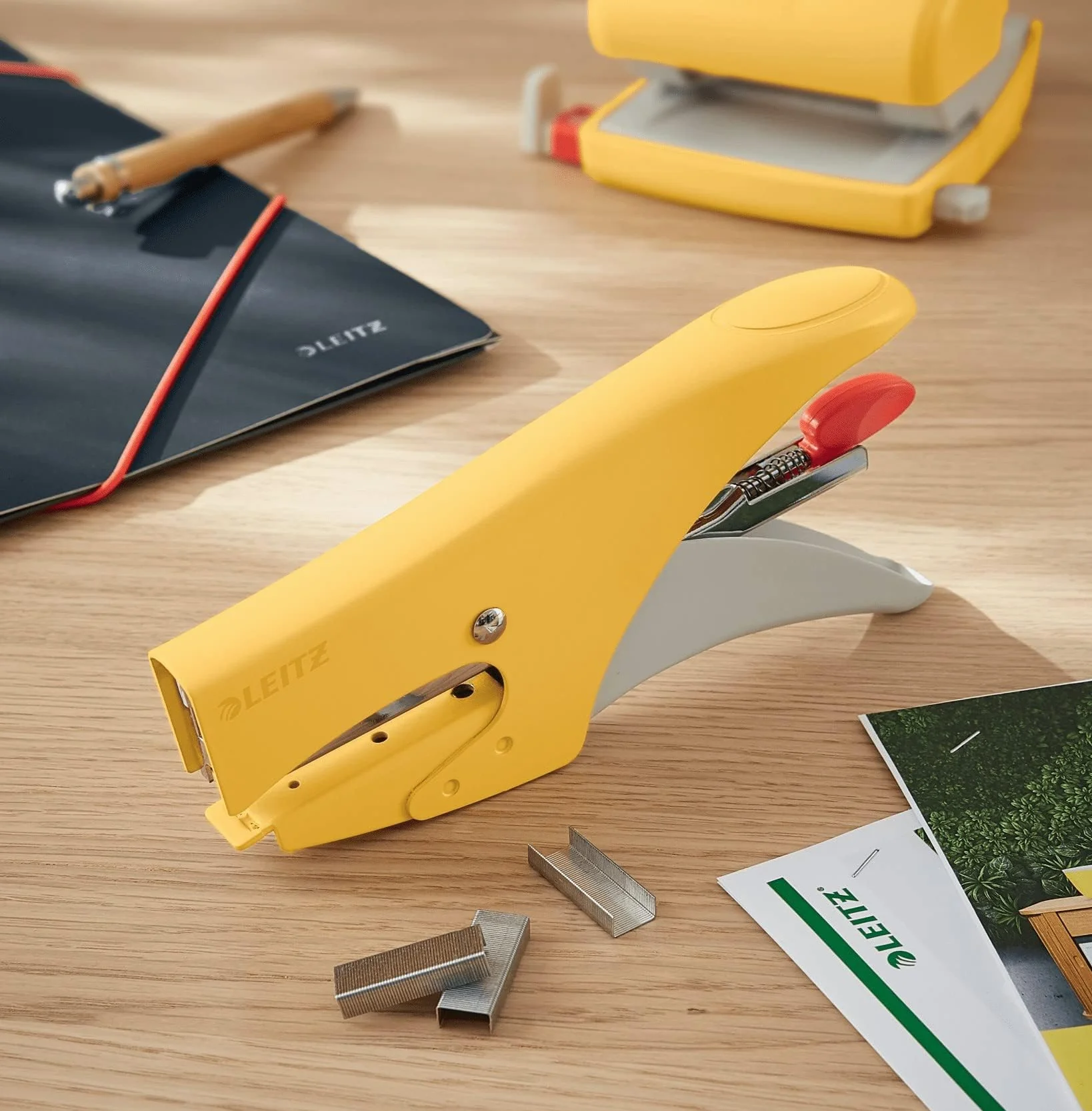 Leitz Cucitrice a Pinza, Capacità fino a 15 Fogli, Caricamento Posteriore, Include Punti P2 (No. 10), Gamma Cosy, 56450019, Giallo (Caldo)
