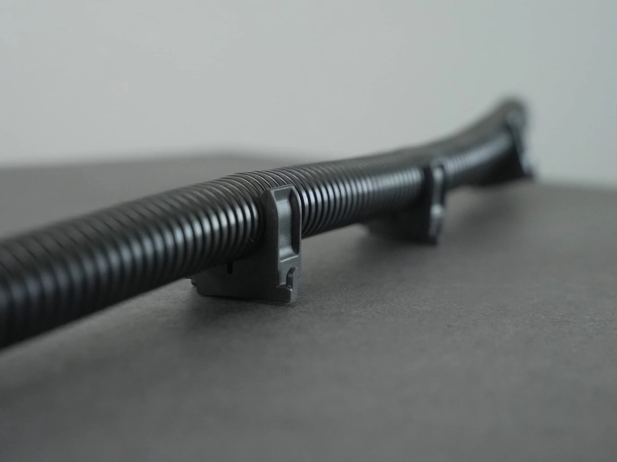 SOMA Clip per tubo in plastica, nero, 25 mm, confezione da 24 pezzi, morsetto a clip, clip per tubi, resistente ai raggi UV