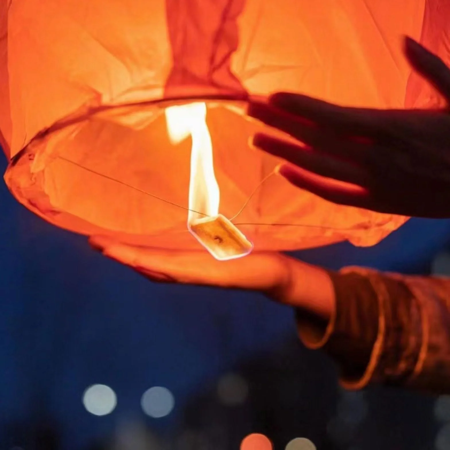 Lanterne Volanti Rosse a Forma di Cuore, Confezione da 2, Lanterne di Carta Ignifughe per Festival e Matrimoni