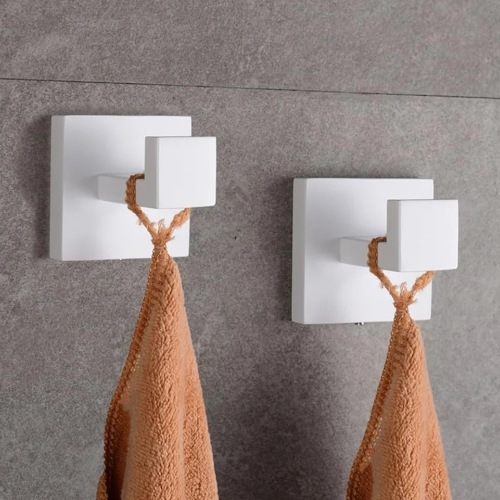 YUET 2 Pezzi Ganci Parete Quadrato Accappatoio Portasciugamani in Acciaio Inox Gancio Appendiabiti Asciugamani Parete Cucina Bagno Garage Montaggio Appendere Cappotto (Bianco)
