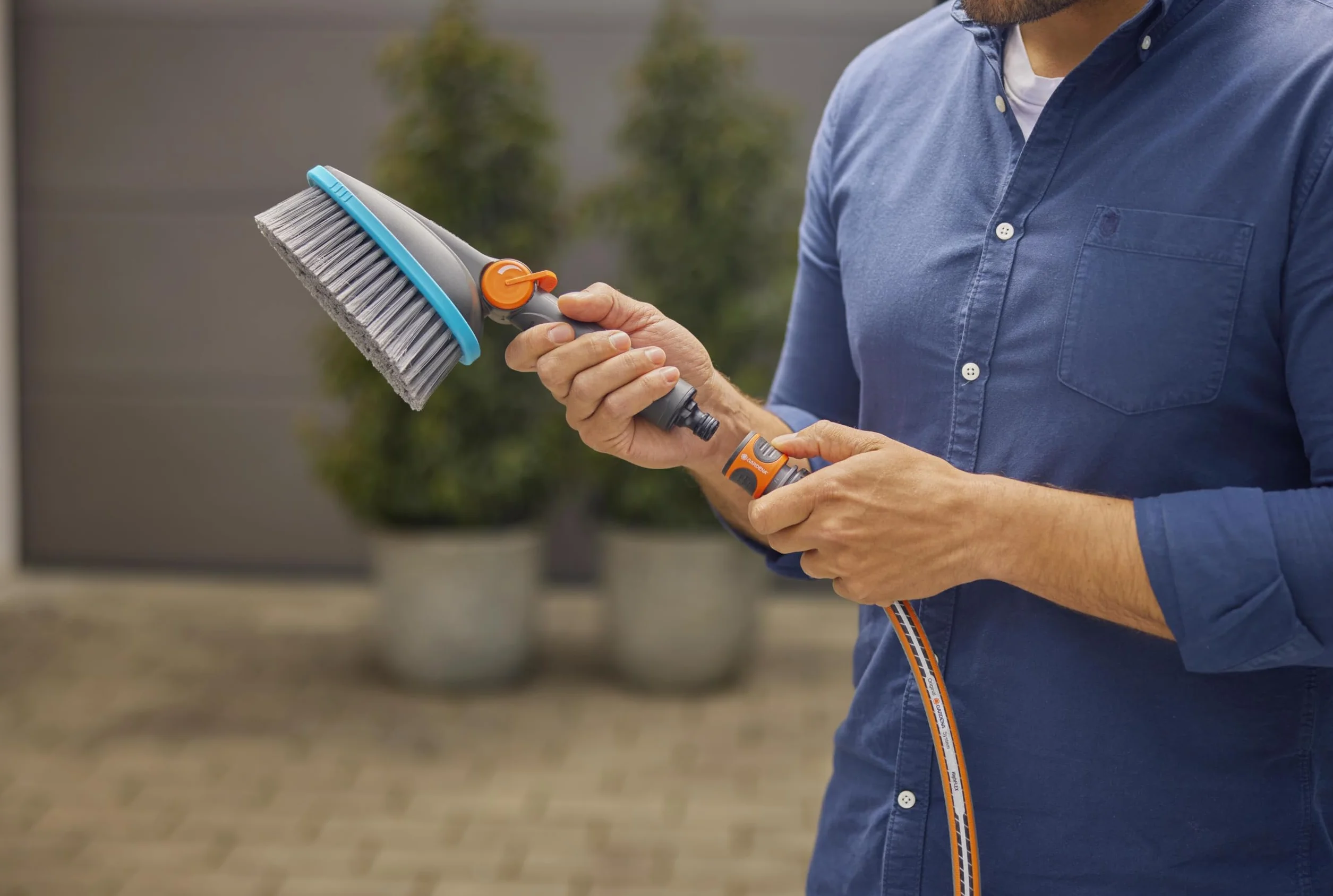 Gardena Spazzola manuale Cleansystem M soft: spazzola con raccordo per tubo, per superfici piccole e delicate, pratico utilizzo con una sola mano, con regolazione flusso idrico (18842-20)