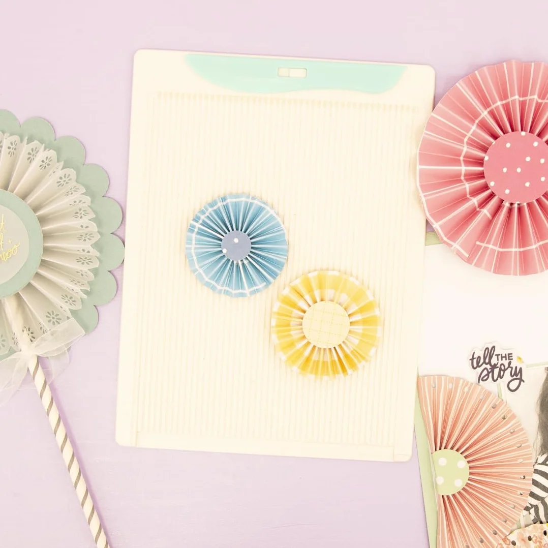 Craftelier - Mini tavola per marcatura + pieghevole turchese + guida per creare buste | Ideale per scrapbooking e artigianato | Misure in cm e pollici | Dimensioni 21,4 x 16 cm