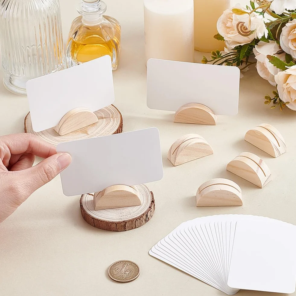 NBEADS 30 Set di Supporto in Legno con Carte, Porta Biglietti da Visita in Legno Semicircolare, Porta Biglietti Visita Bianco Floreale Numeri Tavolo per Matrimoni, 4.1x1.5x2cm