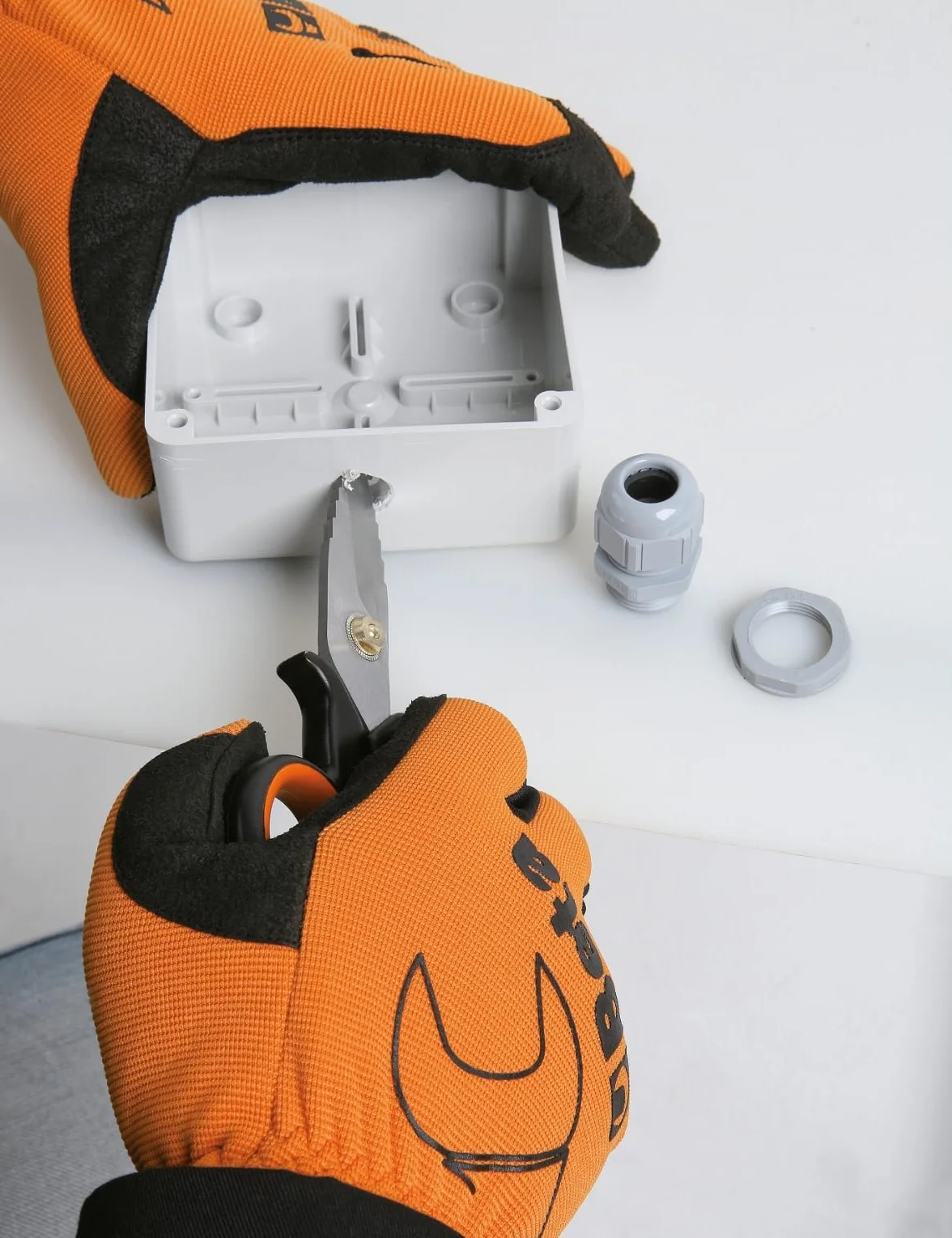 BETA - Forbici Da Elettricista Professionali Con Profili a Fresa Graduata, Lame in Acciaio Inox, Custodia Agganciabile Alla Cintura, Impugnatura Bimateriale, Perno Antiallentamento, 1128BSX