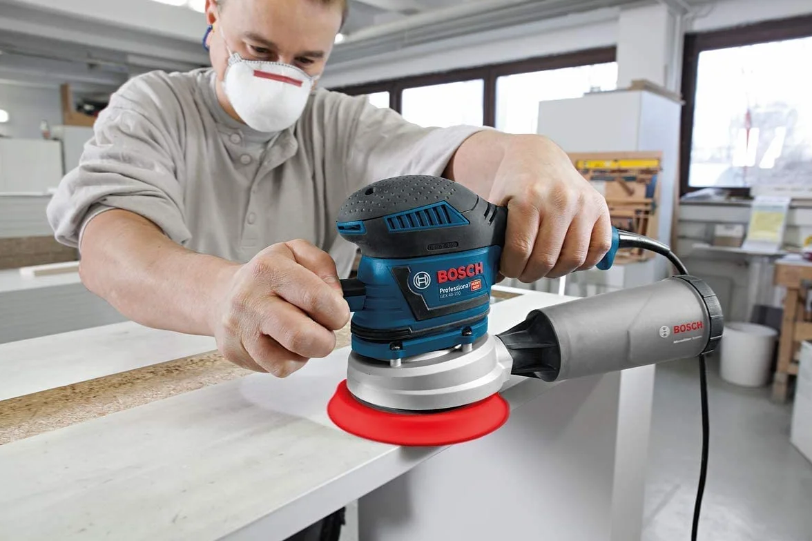 Bosch Professional Levigatrice rotorbitale GEX 40-150 (incl. impugnatura suppl., contenitore raccoglipolvere, ⌀ platorello 150 mm, foglio in rete abrasiva M480, adatt. per aspirazione, in L-BOXX)