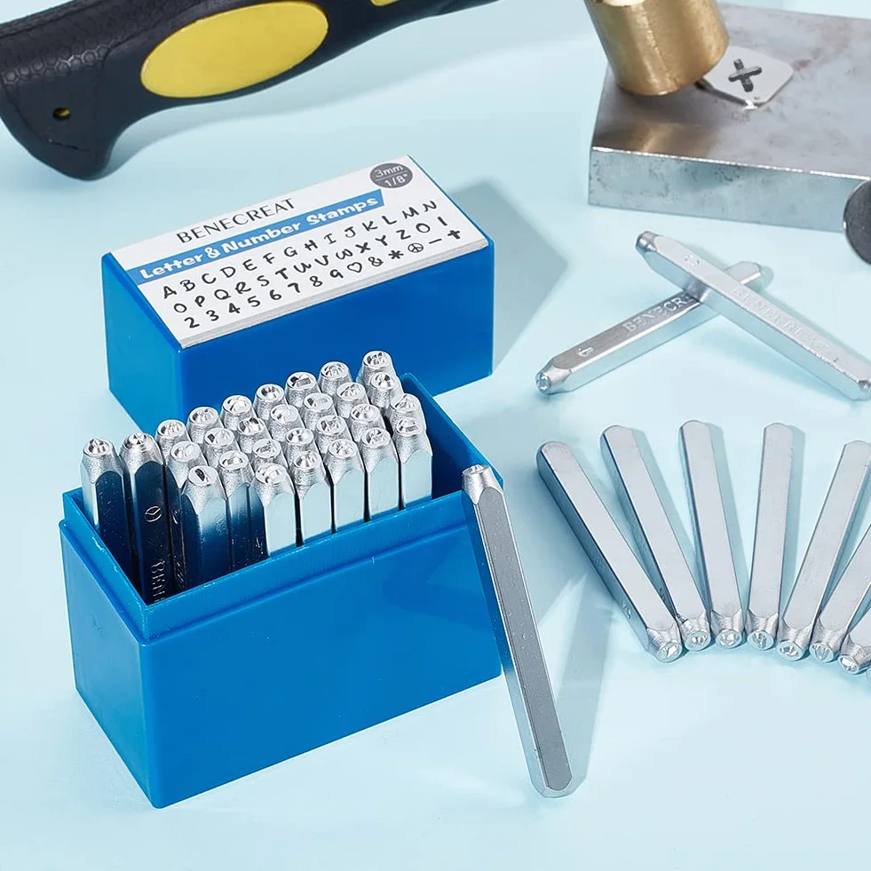 BENECREAT 42PCS 3 mm Timbro in Metallo con Lettere e Numeri, Effetto Opaco Punzoni per Metallo, Acciaio al Carbonio, A-Z e 0-9, Timbri in maiuscolo Punzone per Segni in Pelle Metallizzata
