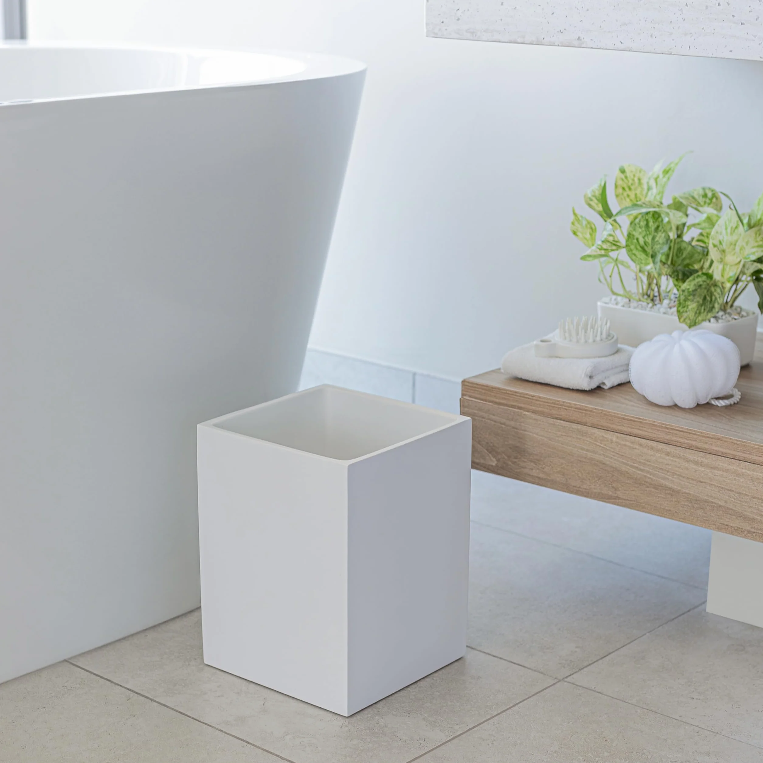 YEW DESIGN Pattumiera piccola quadrata bianca opaca, pattumiera da 2 galloni/7,5 litri, cestino per rifiuti per casa, bagni, ufficio, sotto la scrivania, camera da letto, lavanderia, cucina