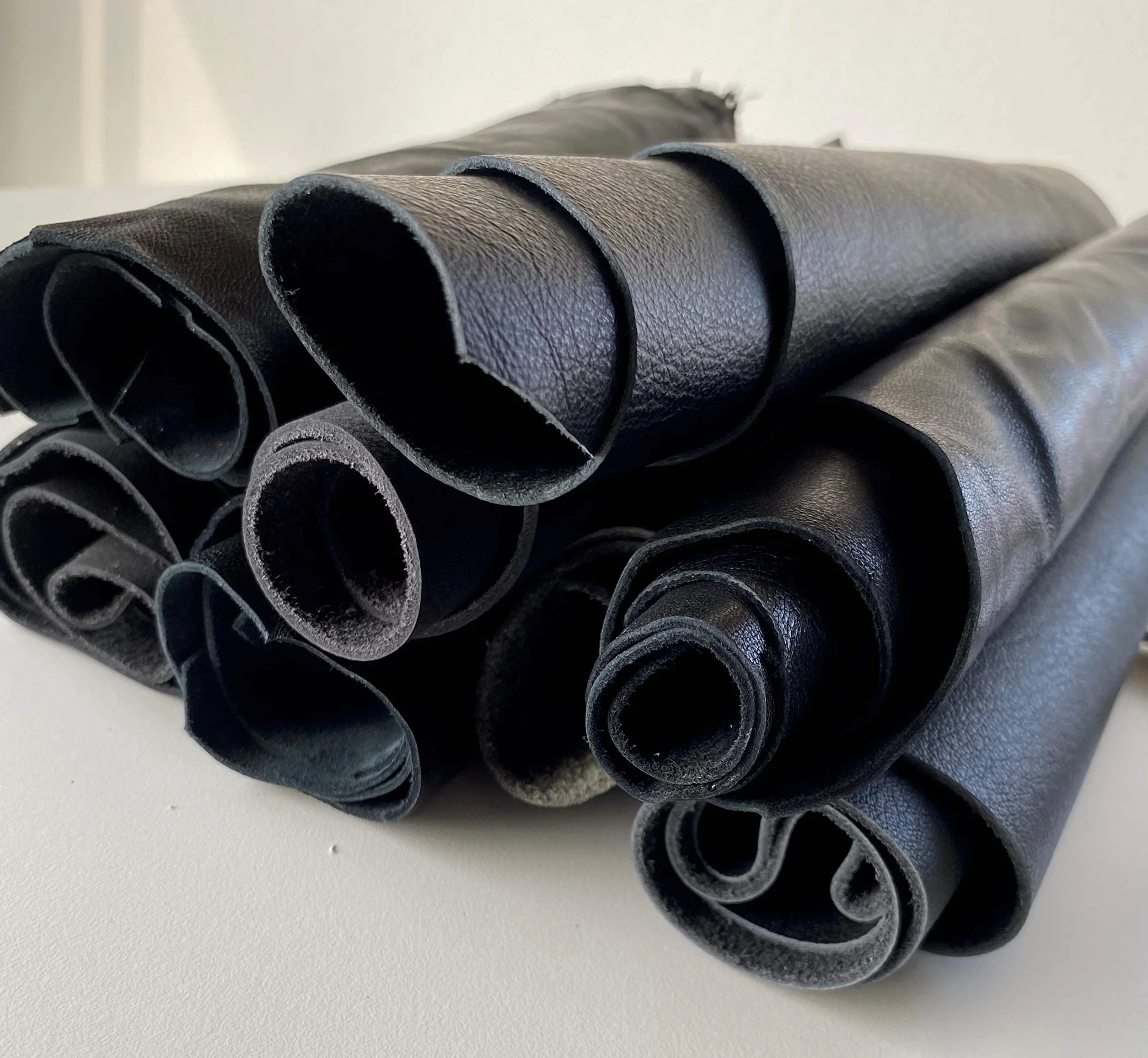Ritagli di Vera Pelle IPEA 1 Kg Nero Made in Italy - Scampoli di Cuoio per Artigianato
