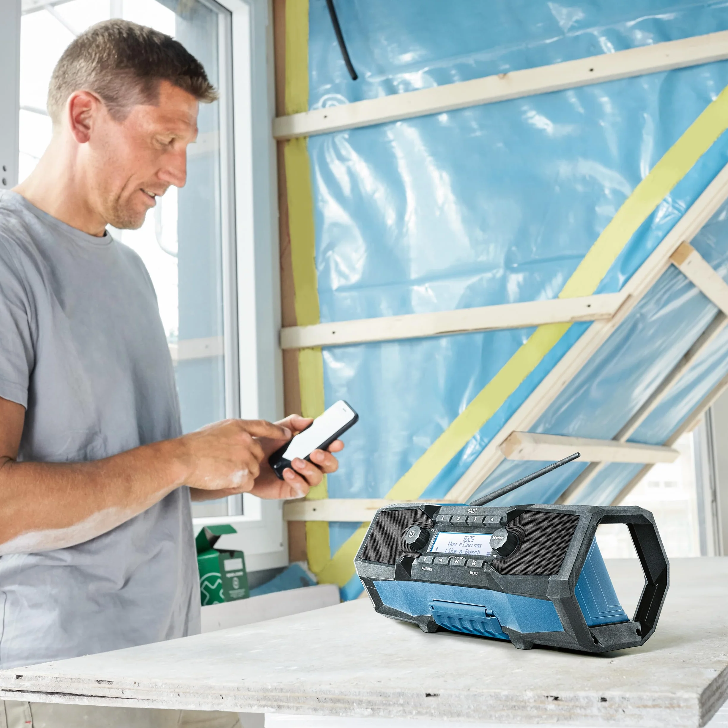 Bosch Professional 18V System Radio da cantiere a batteria GPB 18V-2 SC (ricezione tramite DAB+, Bluetooth, FM e AUX, incl. 1 alimentatore, 1 cavo AUX, 1 batteria a bottone al litio da 3V CR2032)