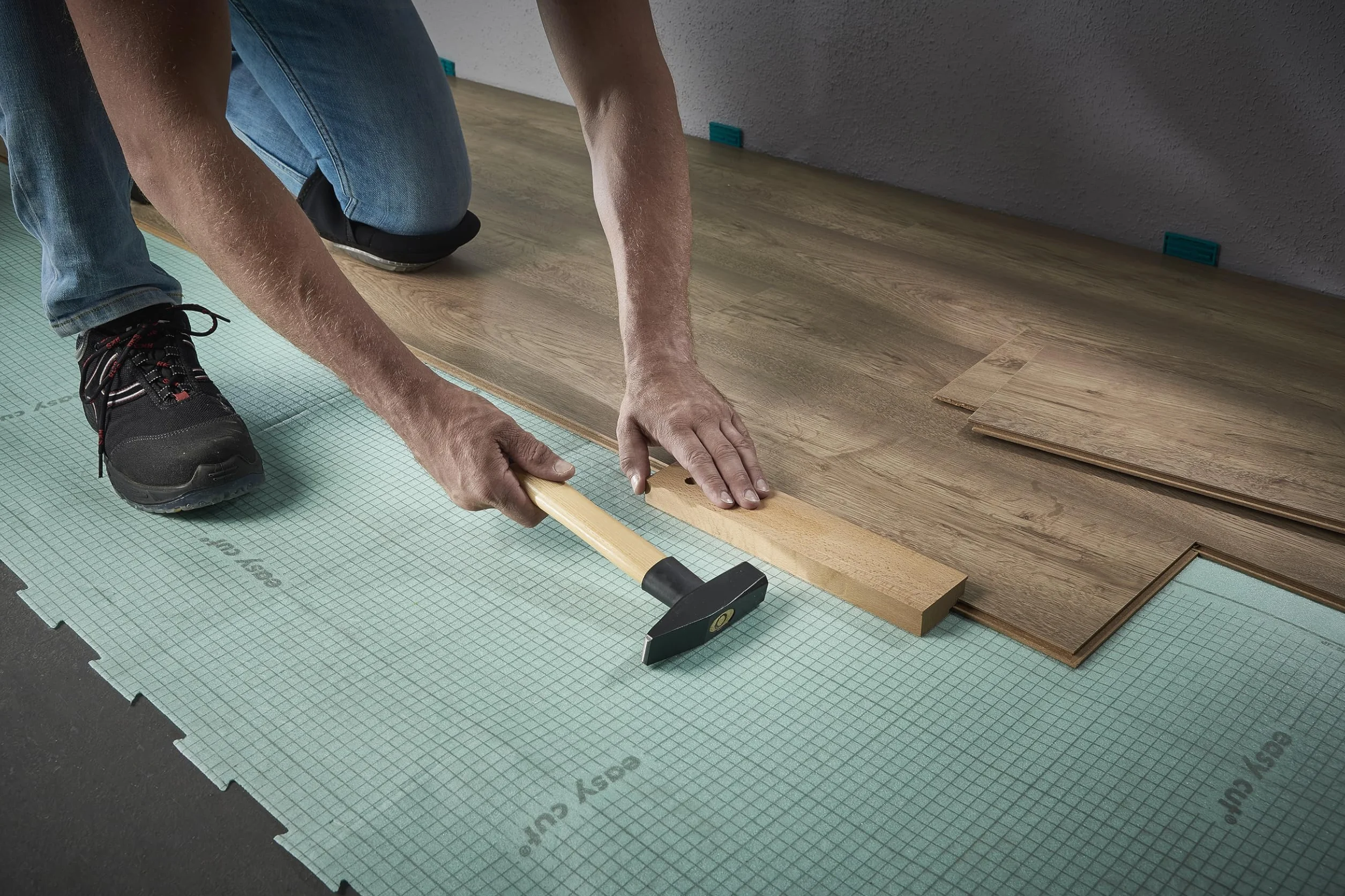 wolfcraft Kit di Successo “Posa Laminato e Pavimenti di Design”, Set 3 Pezzi con Barra di Trazione, Blocco di Battitura e 30 Cunei Universali per Giunti di Dilatazione – 6975000