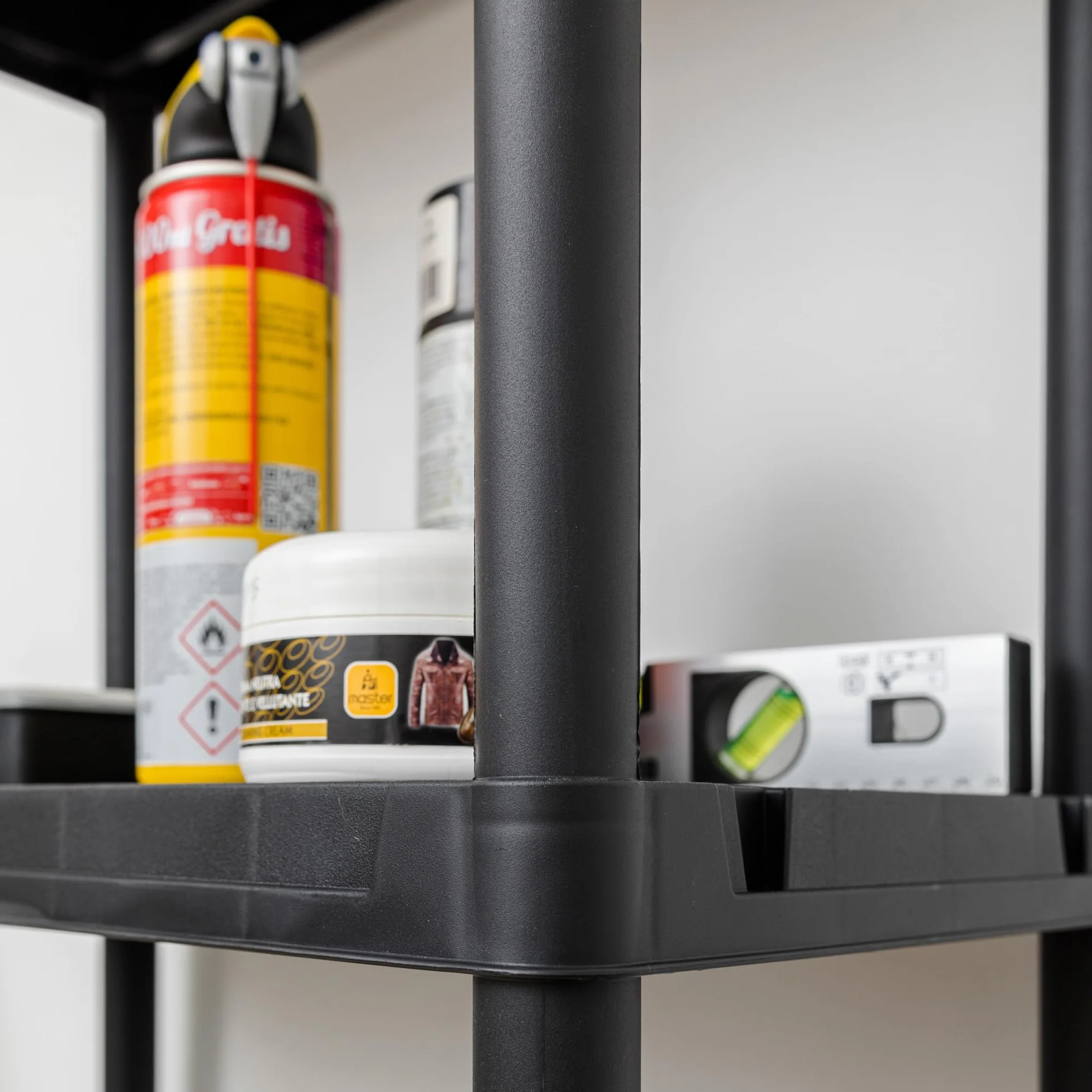 Toomax Universal 63-4 Scaffale salvaspazio a 4 ripiani in plastica resistente nera 60x30x138h cm, struttura componibile da garage, cucina o esterno, ideale per organizzare attrezzi e utensili