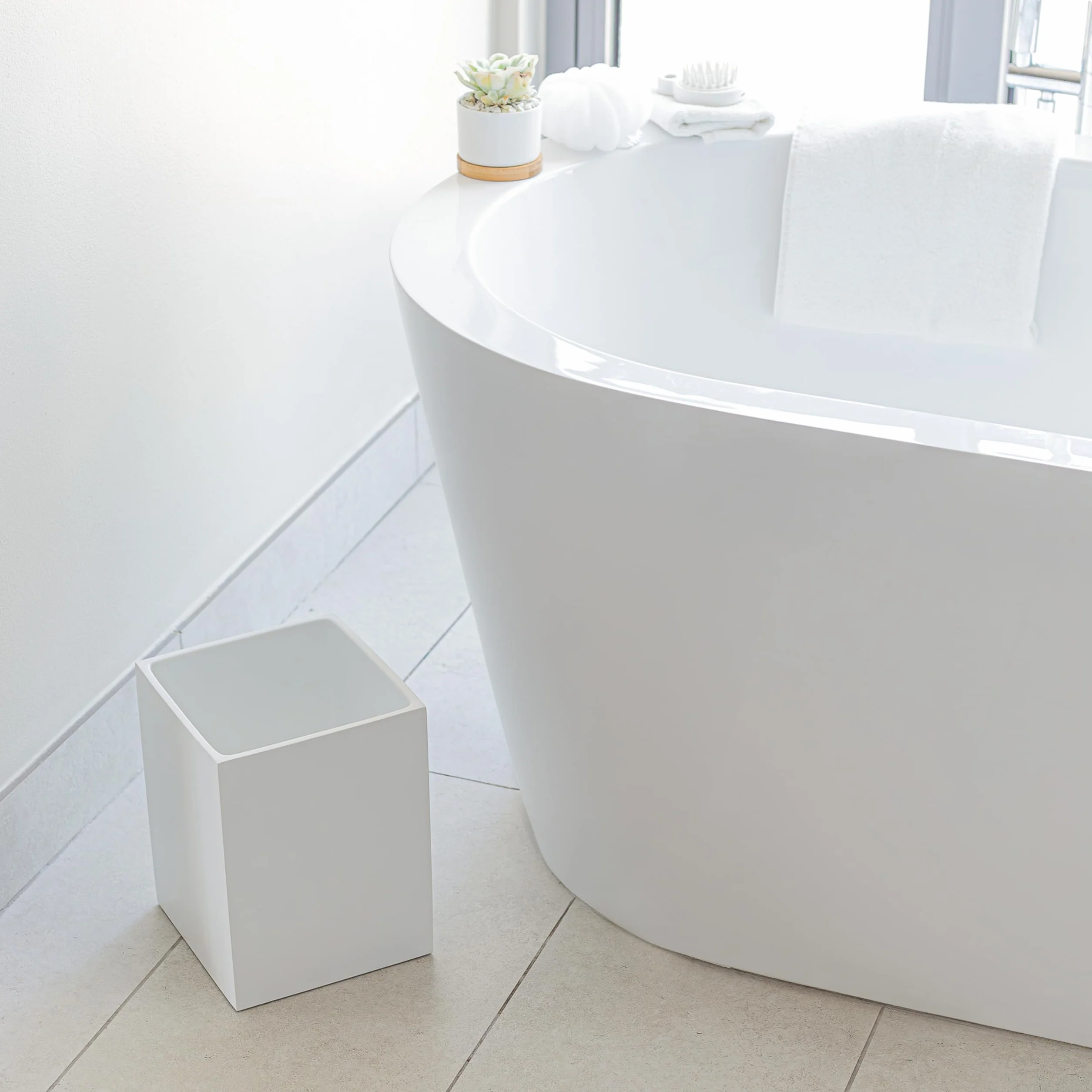 YEW DESIGN Pattumiera piccola quadrata bianca opaca, pattumiera da 2 galloni/7,5 litri, cestino per rifiuti per casa, bagni, ufficio, sotto la scrivania, camera da letto, lavanderia, cucina