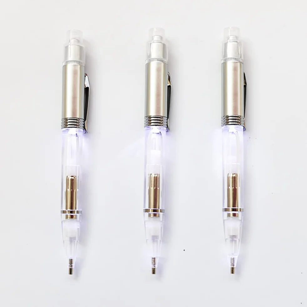 2 Pezzi Penna Diamond Painting Penna per Diamond Painting Fai da Te Penna per Pittura a Diamante Penna Punta con Luce Strumenti per Pittura Diamante per Bricolage Artigianale