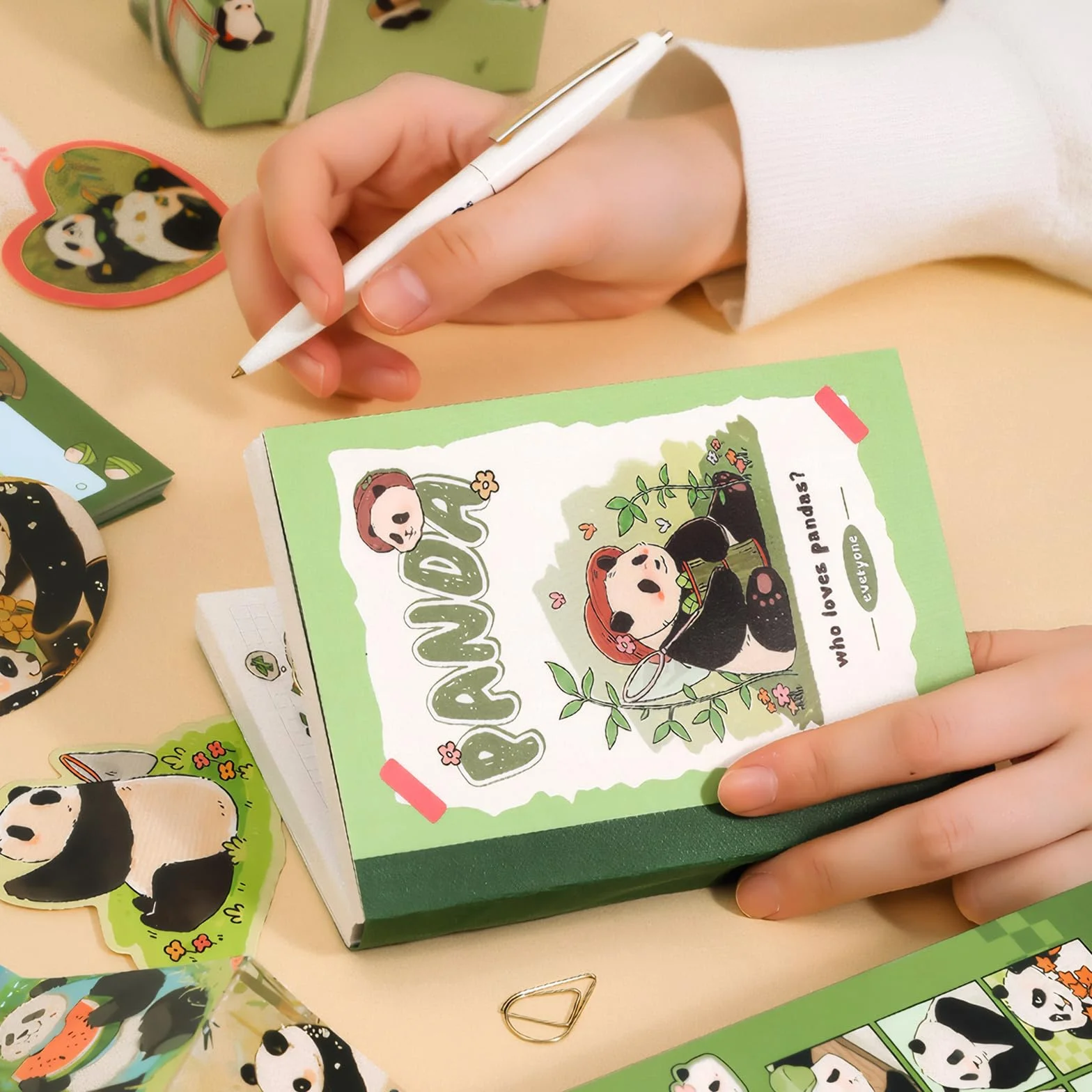 SAVOSWEET Kit Scrapbooking Completo, Panda Set di Accessori per Scrapbook Estetico Bullet Journal, Set Fai Da Te con Quaderno A6, Nastro Washi, Adesivi, Carta Decorativa, Blocco Note, Biglie