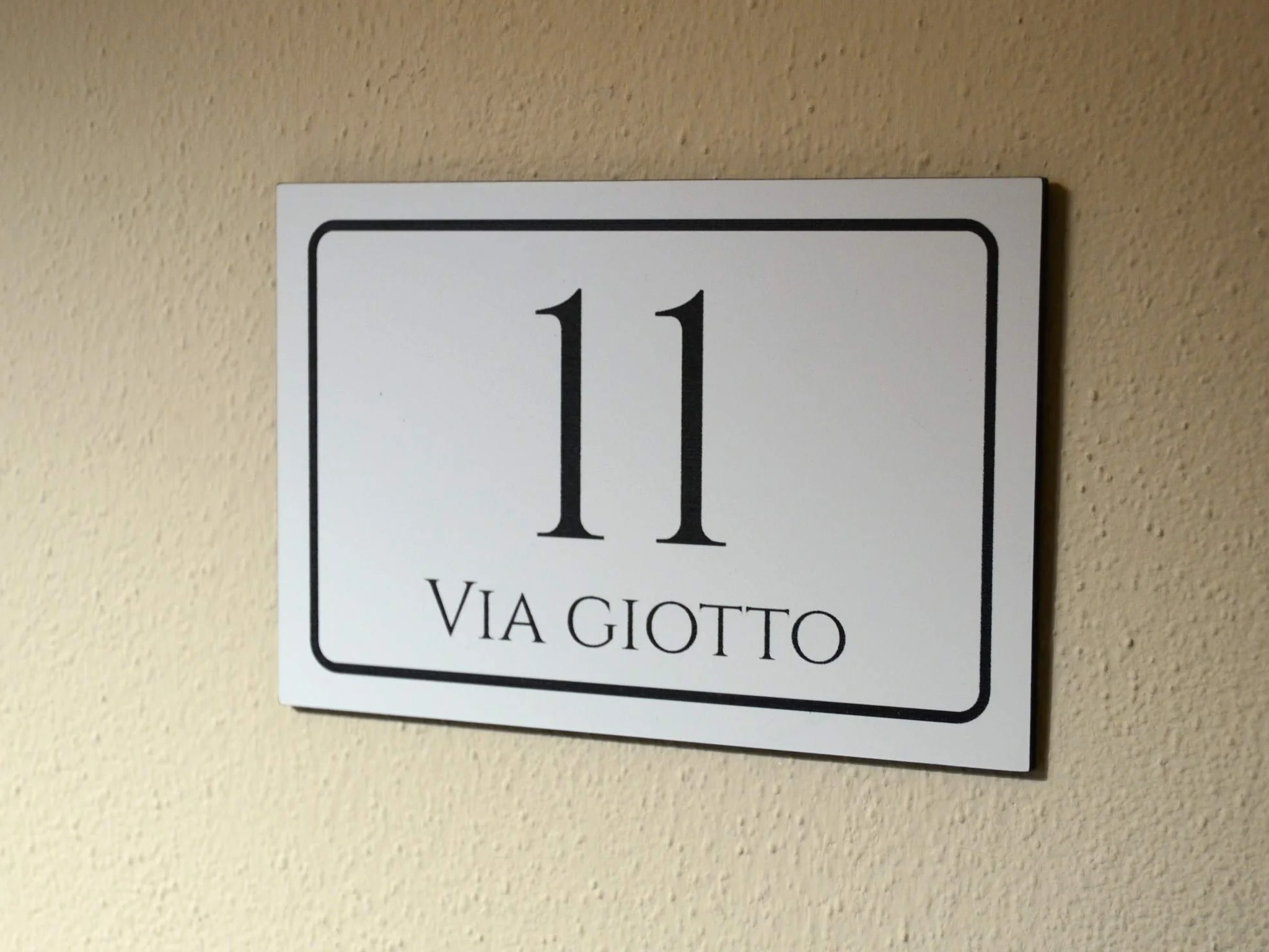 Numero civico in laminato plastico spessore 3.2 mm - Targa per esterno con incisione personalizzata - Formato rettangolare in 3 misure a scelta (Testo Nero - Sfondo Bianco)