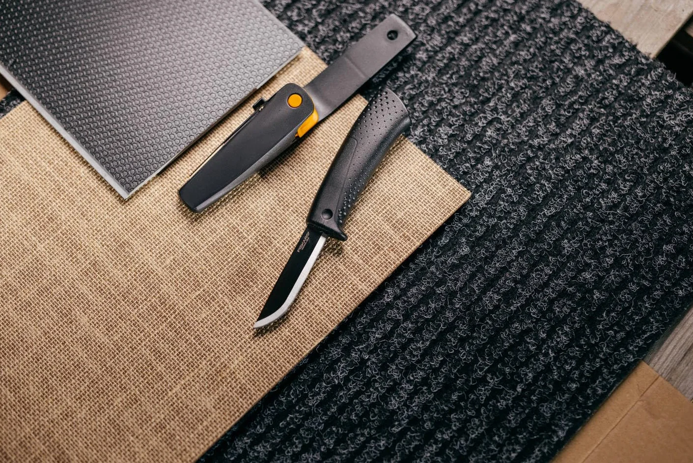 Fiskars Coltello per lavori fai-da-te, Include fodero con affilalama, Lunghezza totale: 21,1 cm, Nero, 1023617