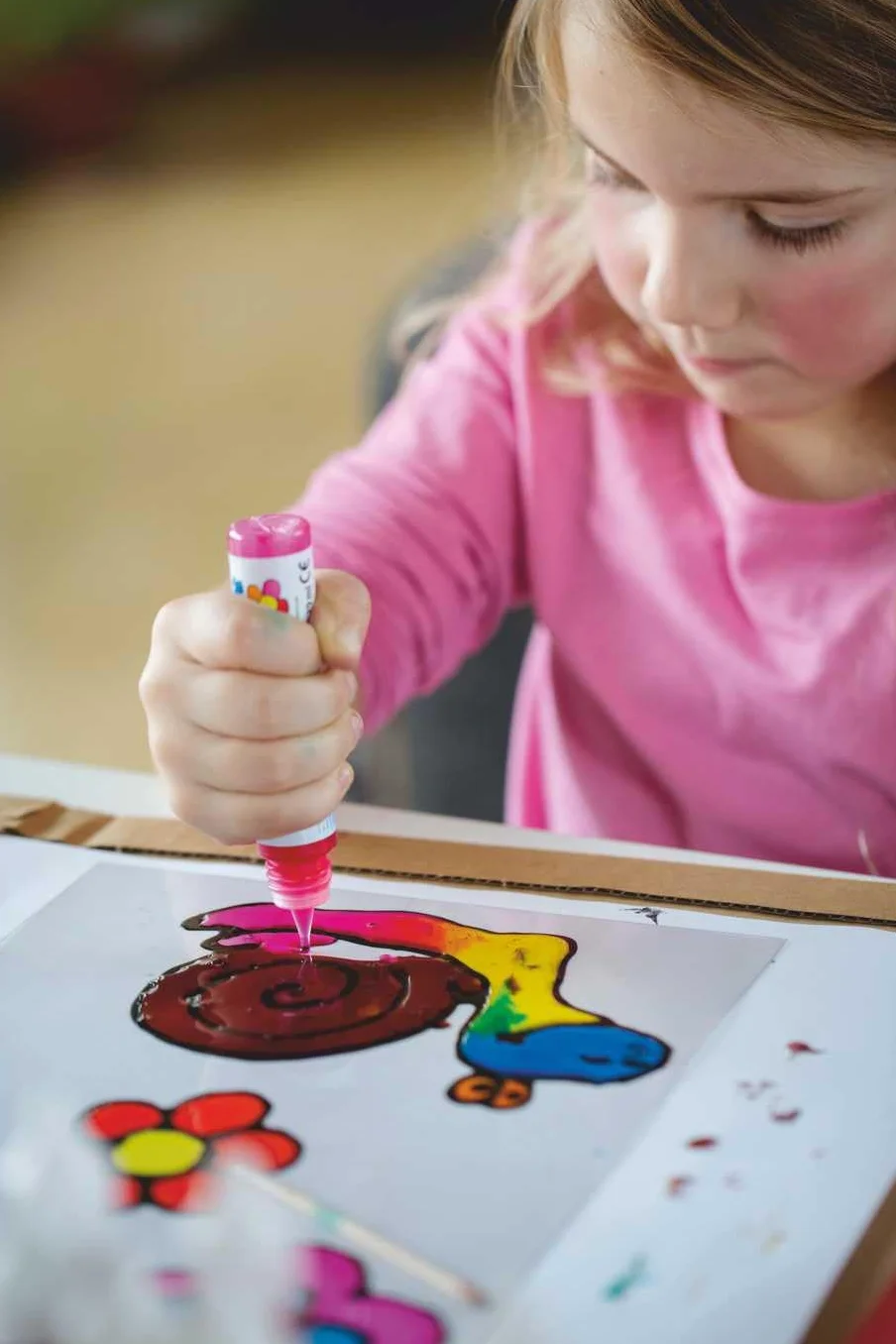 KREUL 42847, Window Color Set Azione, 6 x 80 ml colori per finestre in bianco, giallo, rosso, blu e verde, include 80 ml contorno nero, per bambini creativi con foglio speciale e modelli
