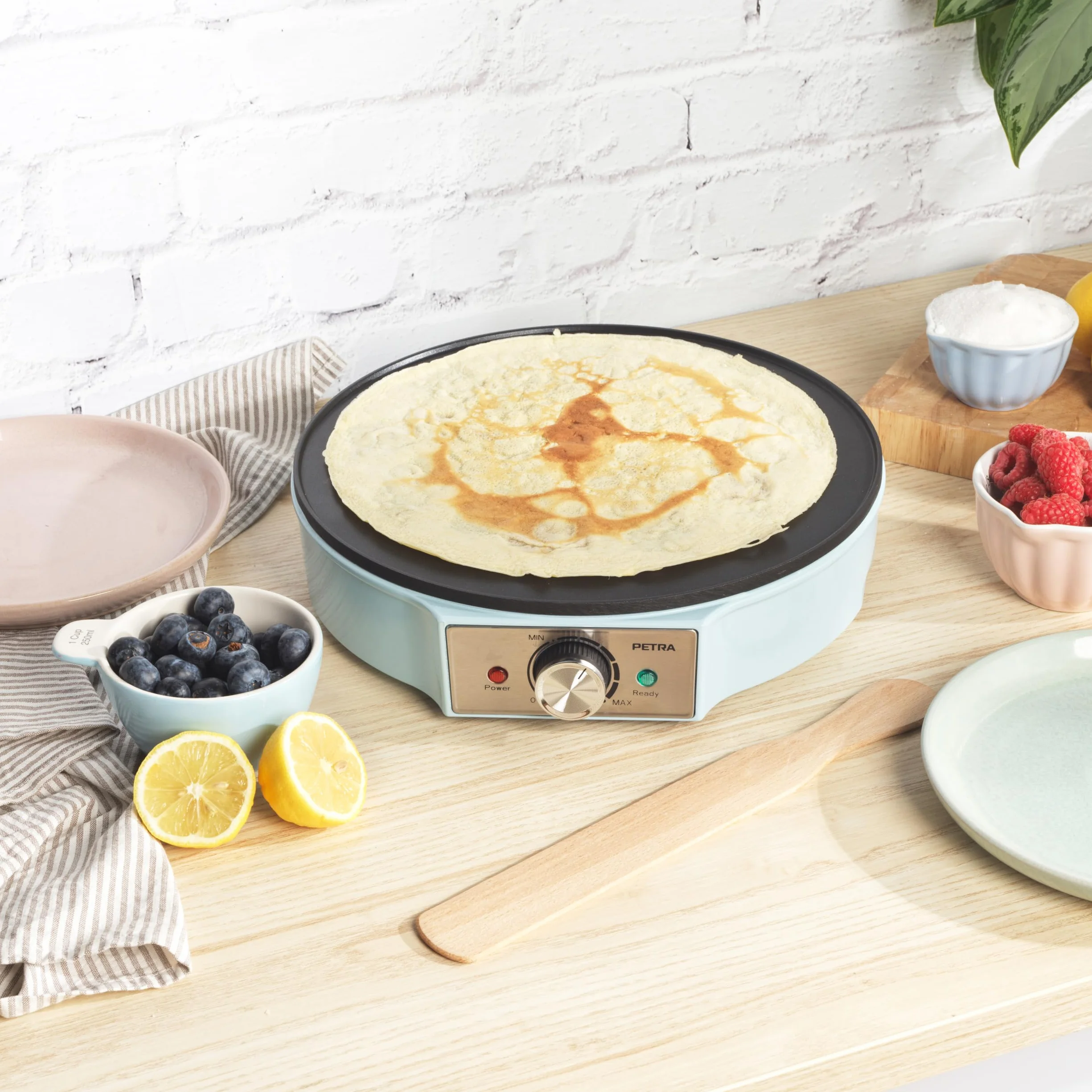 Petra PT6223BLVDE macchina per crepes - piastra elettrica per frittella, superficie di cottura antiaderente, piastra grande da 30 cm, temperatura regolabile, spatola e spatola per pastella, 1200W, blu