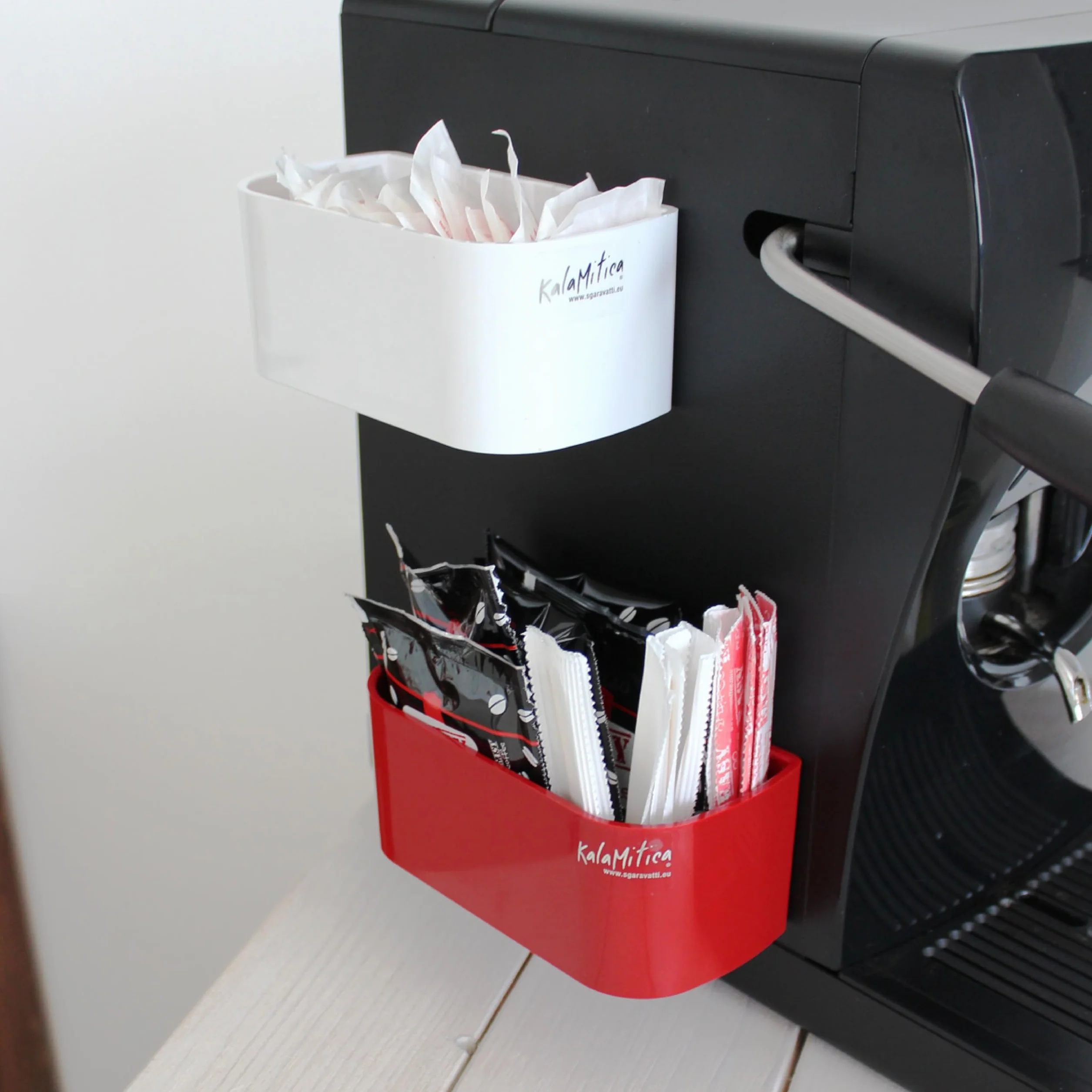 KalaMitica - Vaschetta Magnetica, Contenitore Magnetico Portaoggetti e Porta Vasi - Organizer per Penne e Pennarelli per Lavagna, Frigo, Scuola, Ufficio - 13,8 x 6,7 x 5,7 cm - Rosso