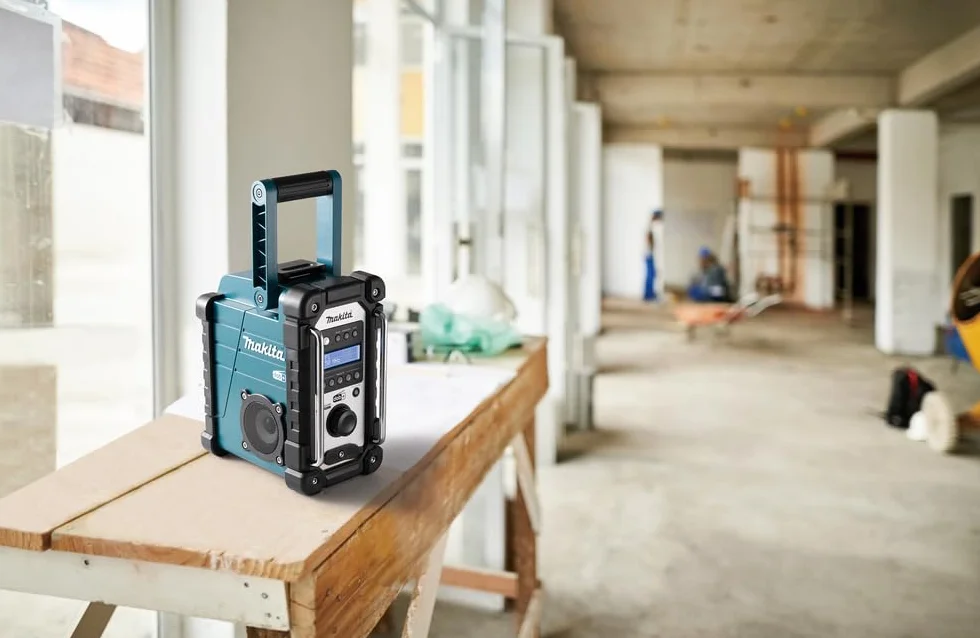 Makita DMR110N Li-ion DAB/DAB+ Job Site Radio - Batterie e caricabatterie non inclusi