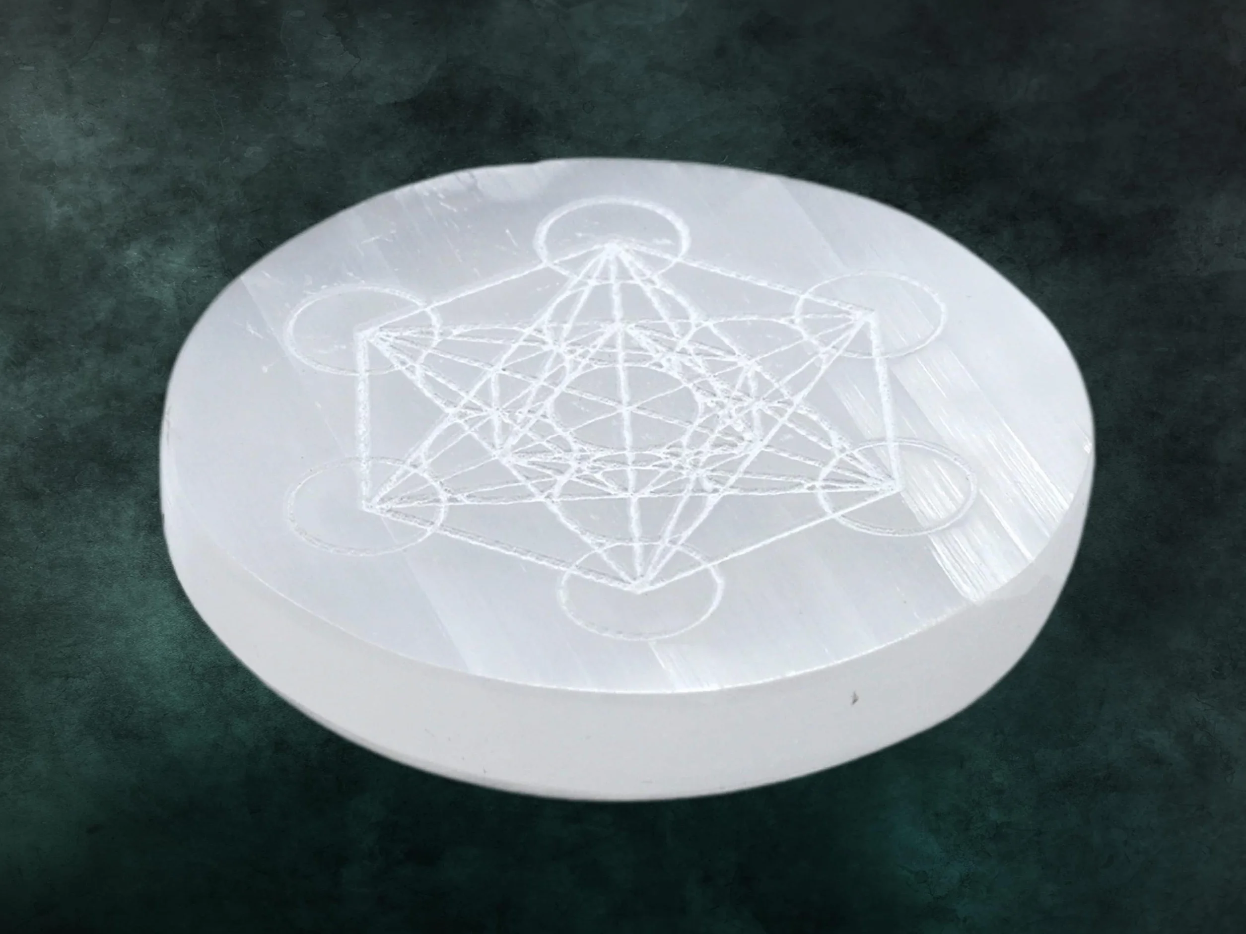 Piastra di ricarica in cristallo di selenite con cubo di Metatron inciso 4,3" per cristalli e pietre curative