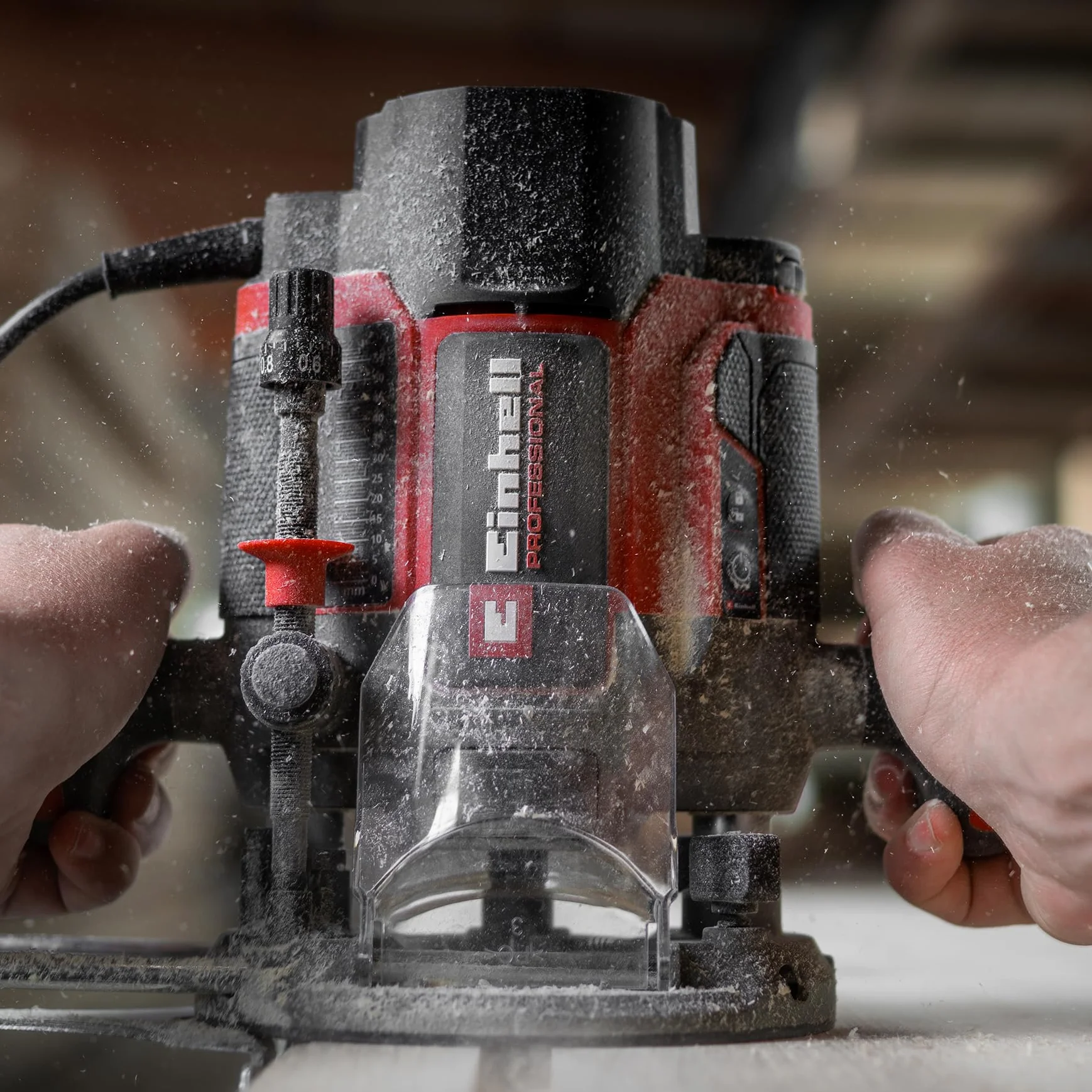 Fresatrice Einhell Professional TP-RO 1400 E (1400 W, altezza di soll. 55 mm, pinze di serraggio Ø 6 e 8 mm, luce a LED, incl. Guida parallela, punta del compasso, manicotto copiatore e utensile)