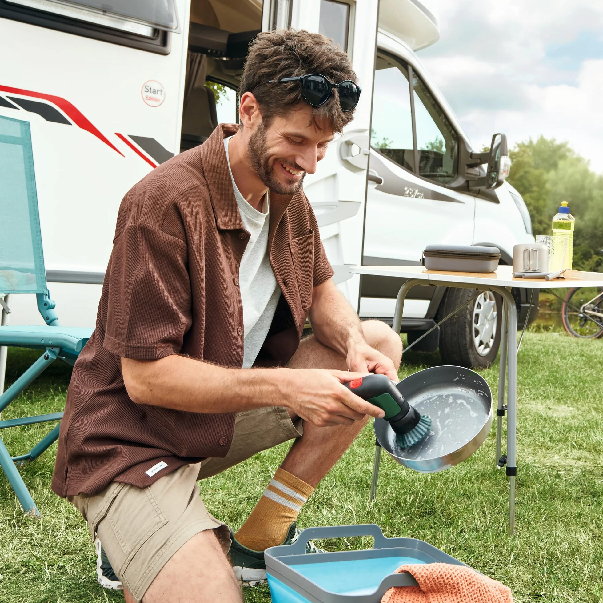 Bosch Spazzola elettrica di pulizia UniversalBrush (batteria da 3,6 V integrata, 1 cavo micro USB e 4 accessori per la pulizia inclusi, in confezione di cartone)