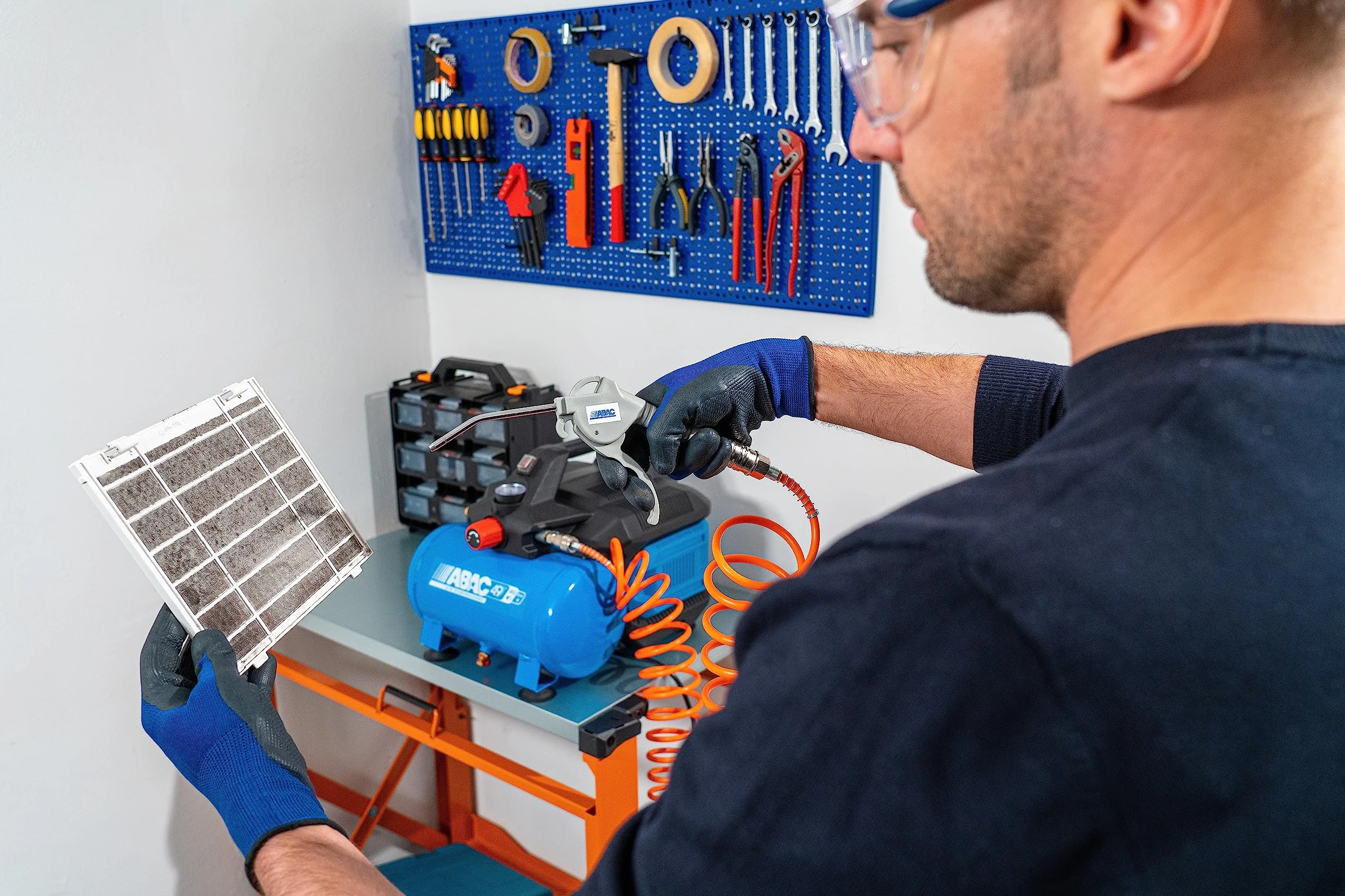 ABAC EASE-AIR 6 Compressore d'Aria Portatile Silenzioso, Compressore Aria Oil-Free, Pressione Massima 8 Bar, Potenza 0,75 Hp, Serbatoio 6 Litri, Rumorosità 49 dB