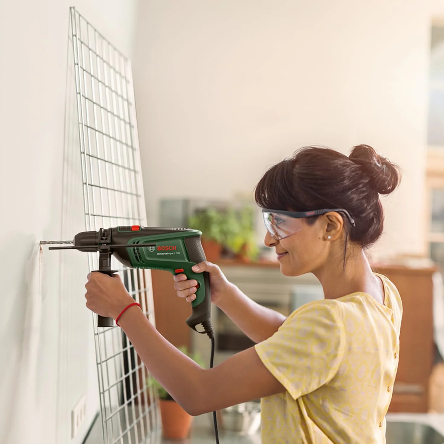 Bosch Home and Garden Trapano battente elettrico UniversalImpact 730 (foratura di precisione in muratura, legno e acciaio; motore da Watt; custodia per il trasporto)