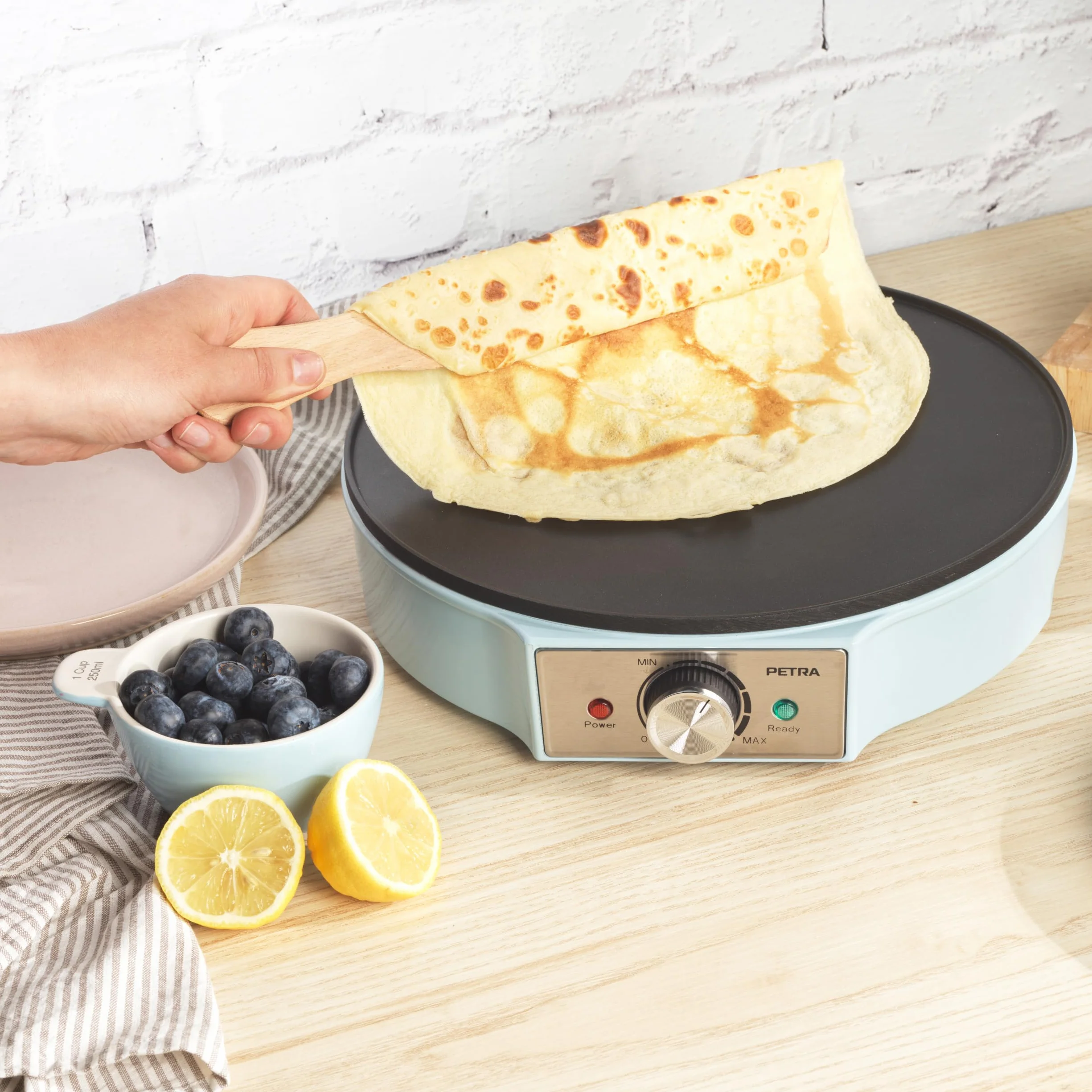 Petra PT6223BLVDE macchina per crepes - piastra elettrica per frittella, superficie di cottura antiaderente, piastra grande da 30 cm, temperatura regolabile, spatola e spatola per pastella, 1200W, blu