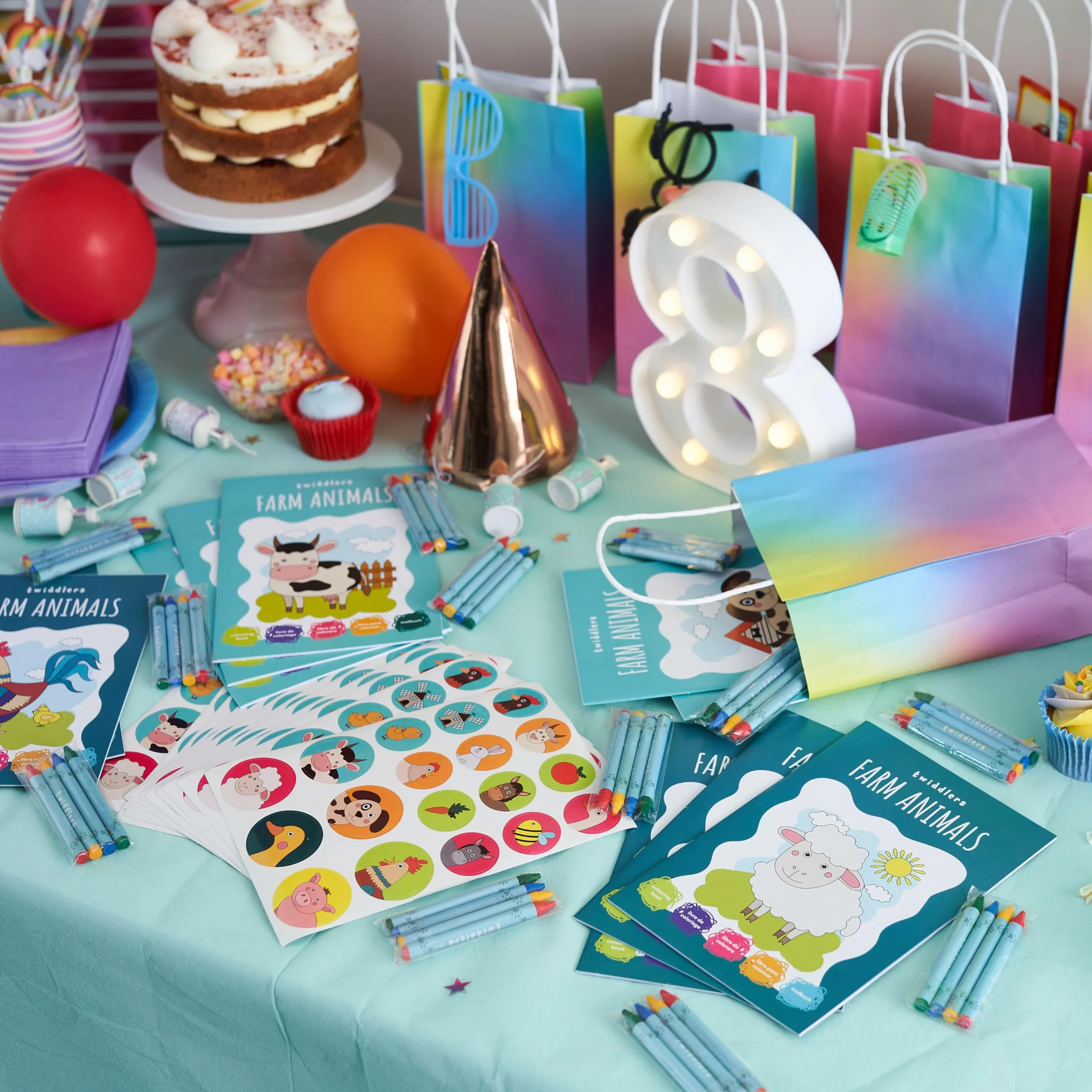 THE TWIDDLERS Set di 12 Mini Libri da Colorare Tema Fattoria (Formato A5) con 48 Pennarelli e Adesivi - Regalini di Fine Festa per Bambini 4-8 Anni