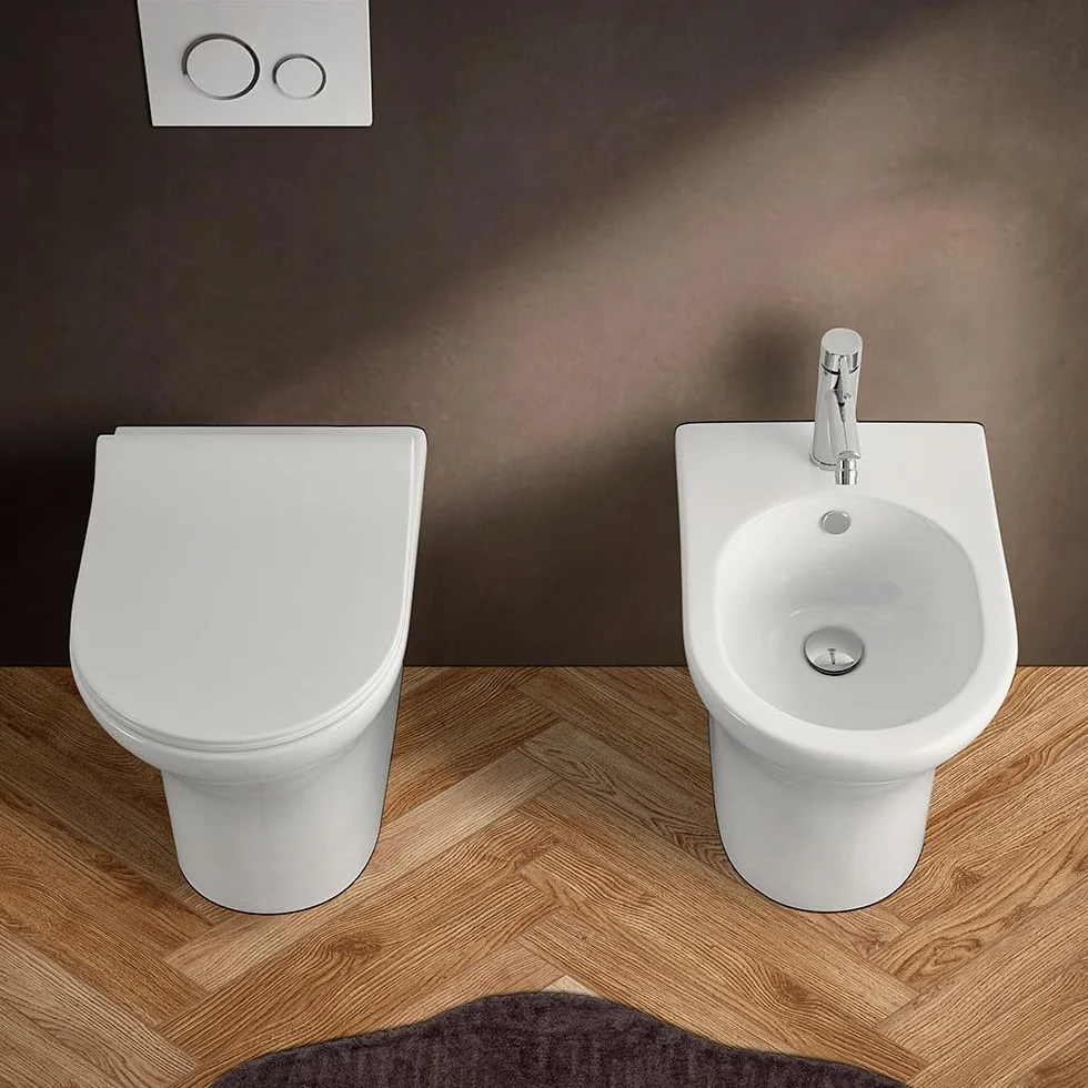 Wc singolo filomuro bianco lucido senza brida, scarico universale a parete o a pavimento, fissaggi inclusi, ITACA