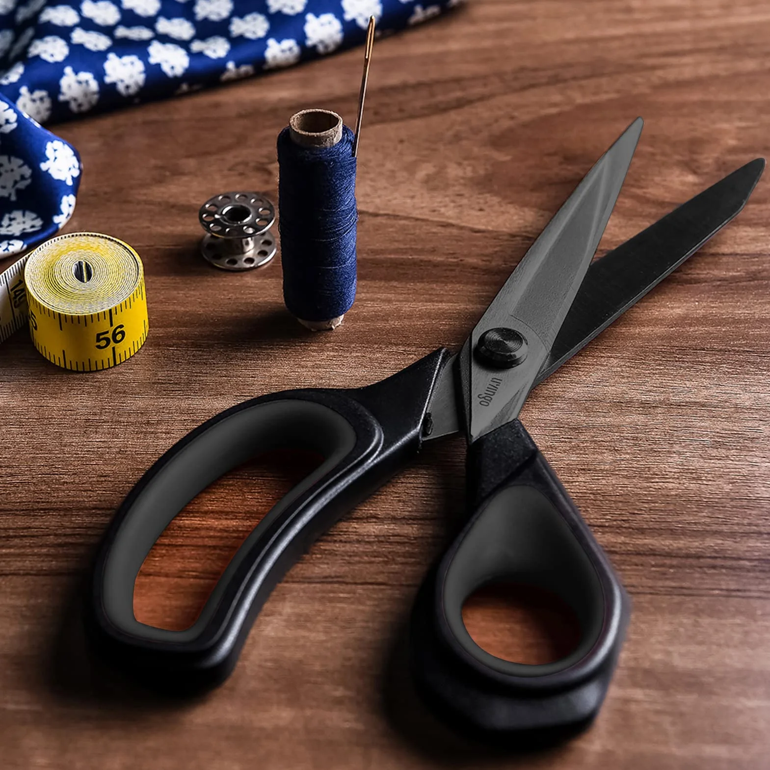 LIVINGO 24 cm scharfe Stoffschere, Allzweckschere, strapazierfähig, Titanbeschichtet, Tailor Dressmaking Sewing Shears Comfort for Cutting Leather, Crafting Home Office Use, Black