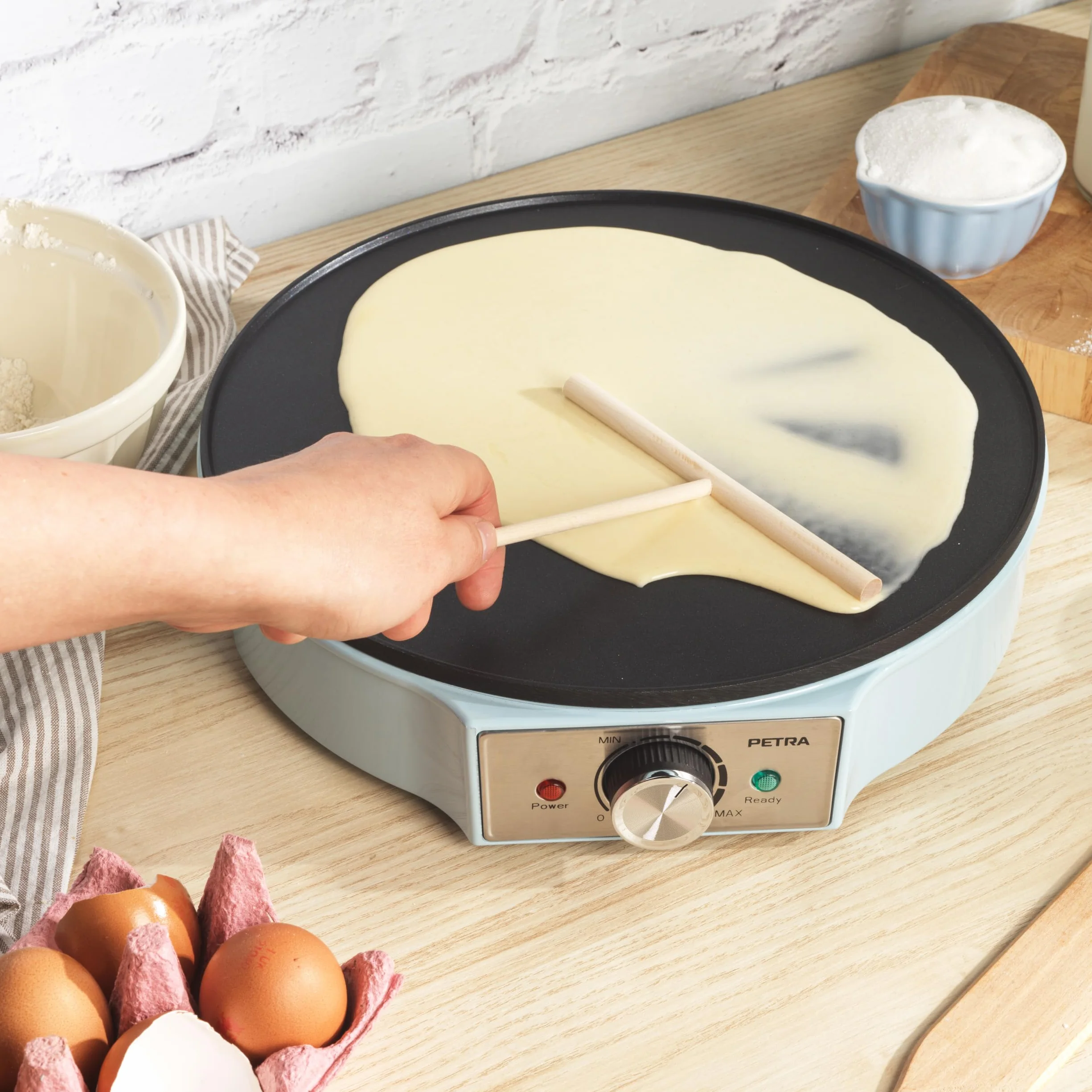 Petra PT6223BLVDE macchina per crepes - piastra elettrica per frittella, superficie di cottura antiaderente, piastra grande da 30 cm, temperatura regolabile, spatola e spatola per pastella, 1200W, blu